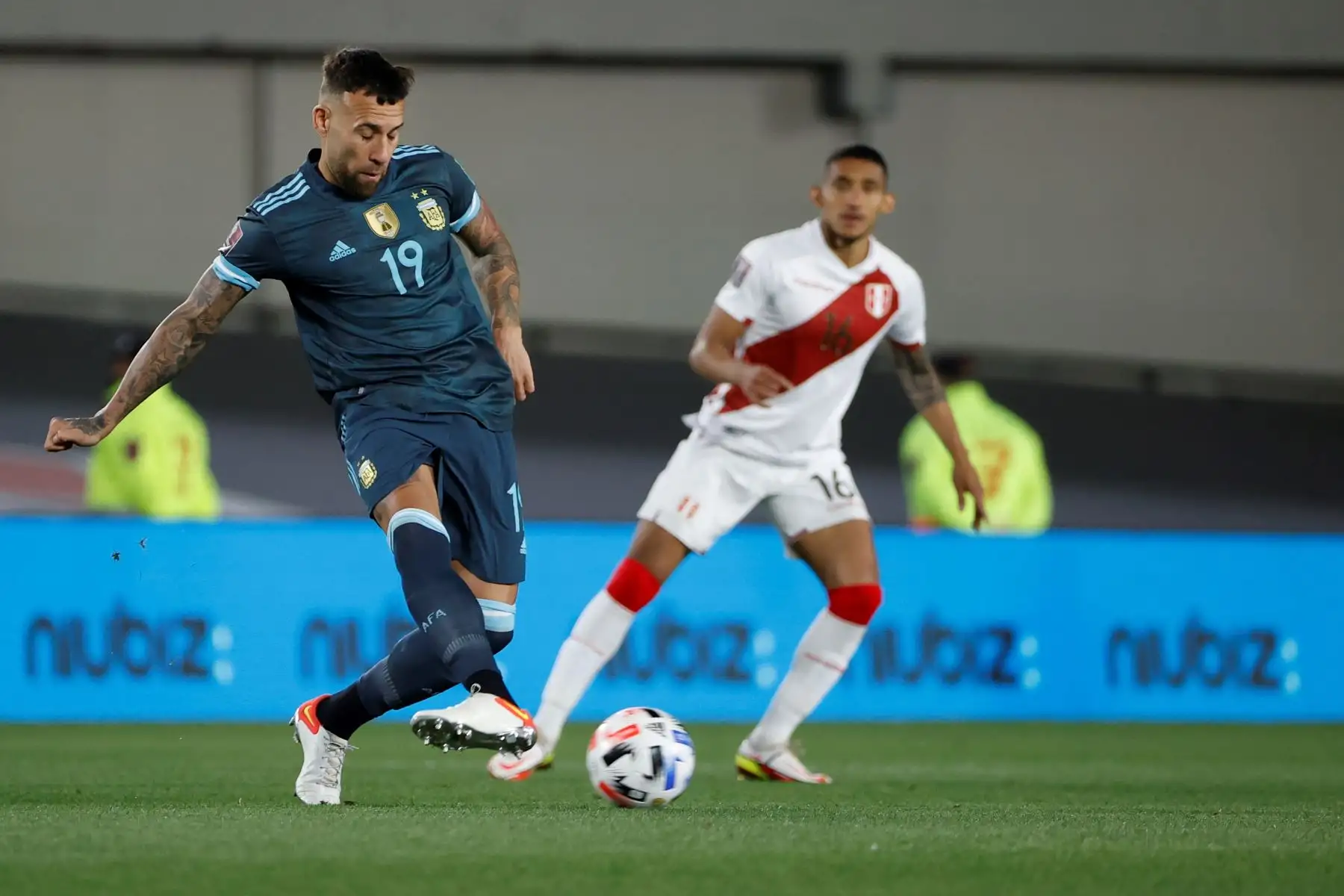 Nicolás Otamendi de Argentinaen acción durante partido ante Perú por las eliminatorias sudamericanas al Mundial de Catar 2022, en el estadio Monumental en Buenos Aires. Foto: EFE