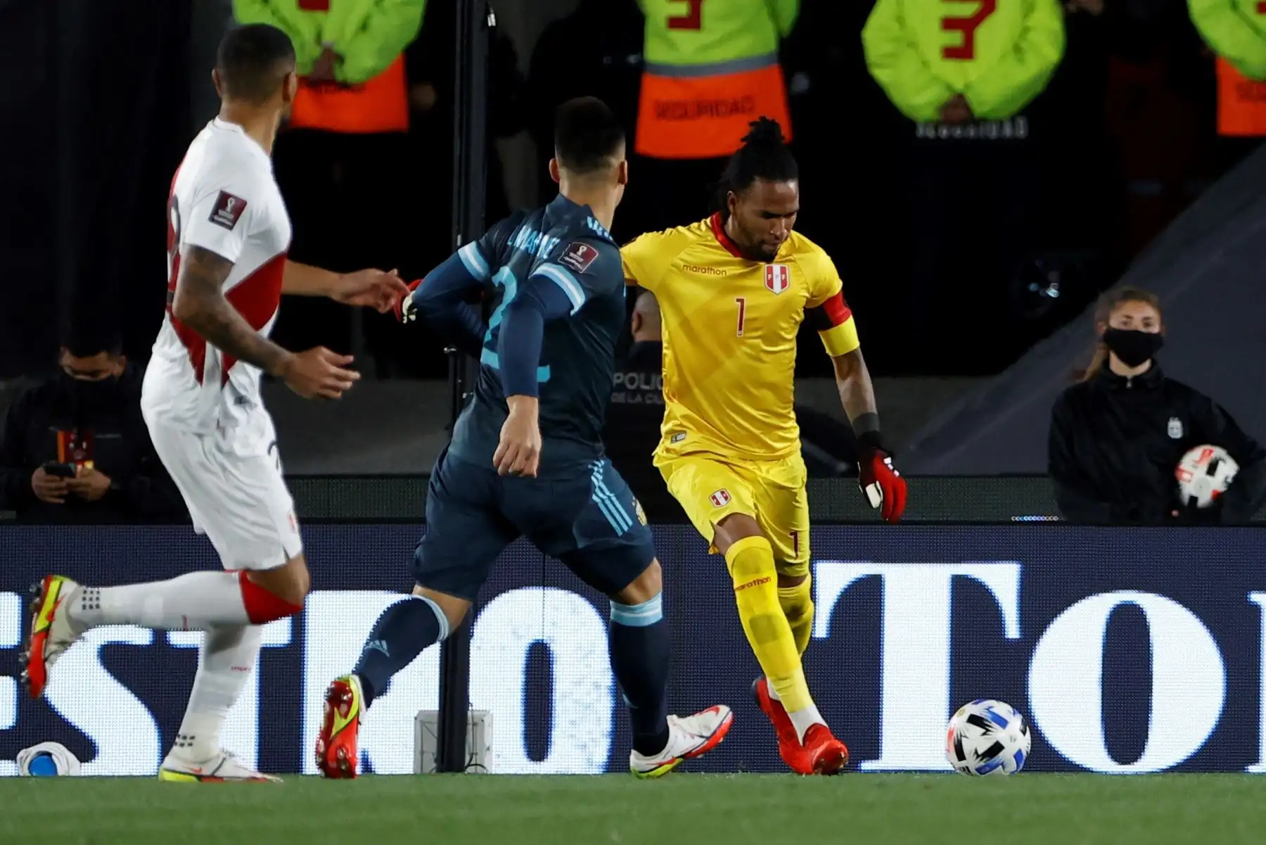 Pedro Gallese, arquero de Perú despeja el balón durante partido ante Argentina por las eliminatorias sudamericanas al Mundial de Catar 2022, en el estadio Monumental en Buenos Aires. Foto: EFE