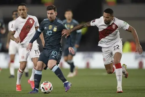 Perú está urgida de un buen resultado para mantener sus chances en las clasificatorias al Mundial de Qatar 2022. Foto: AFP