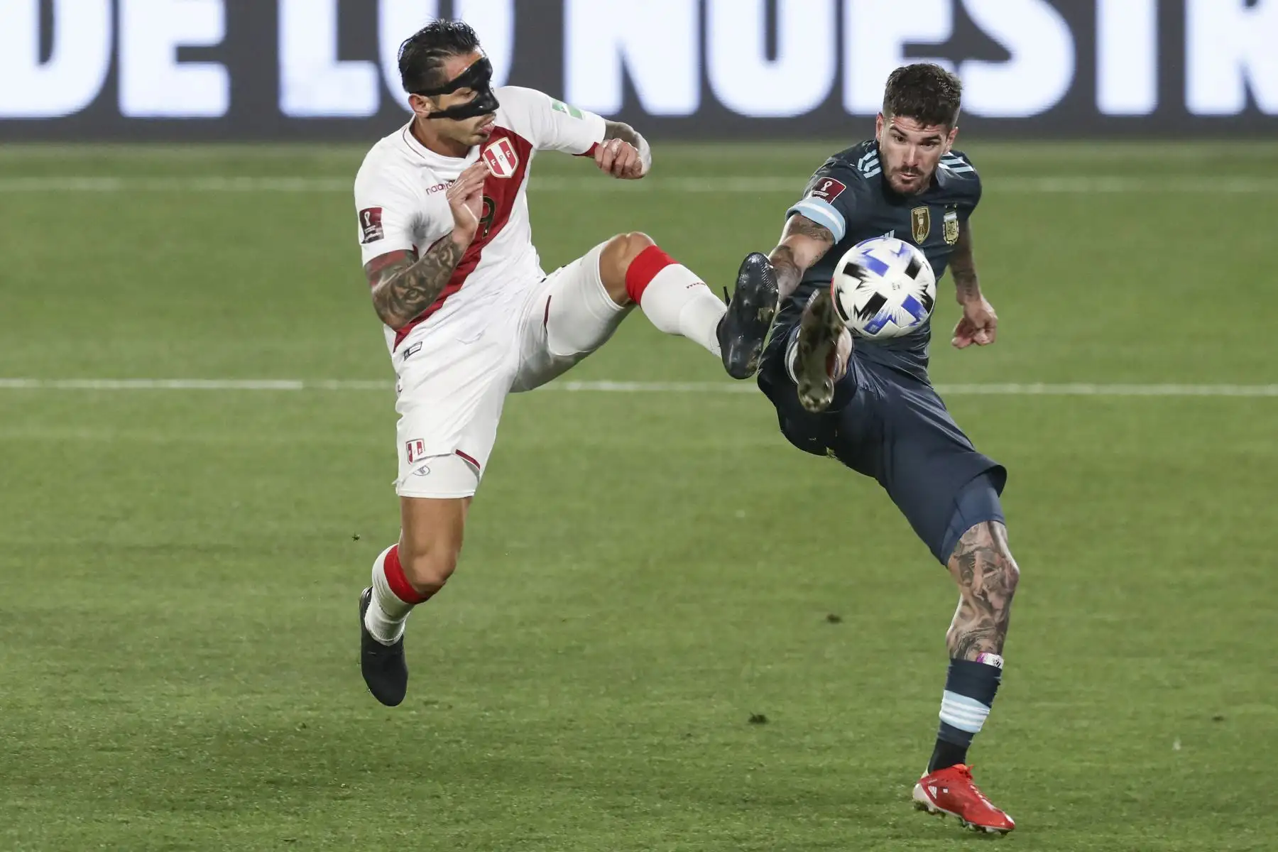 El peruano Gianluca Lapadula y el argentino Rodrigo De Paul compiten por el balón durante partido sudamericano de clasificación para la Copa Mundial de la FIFA Qatar 2022, en el estadio Monumental de Buenos Aires. Foto: AFP