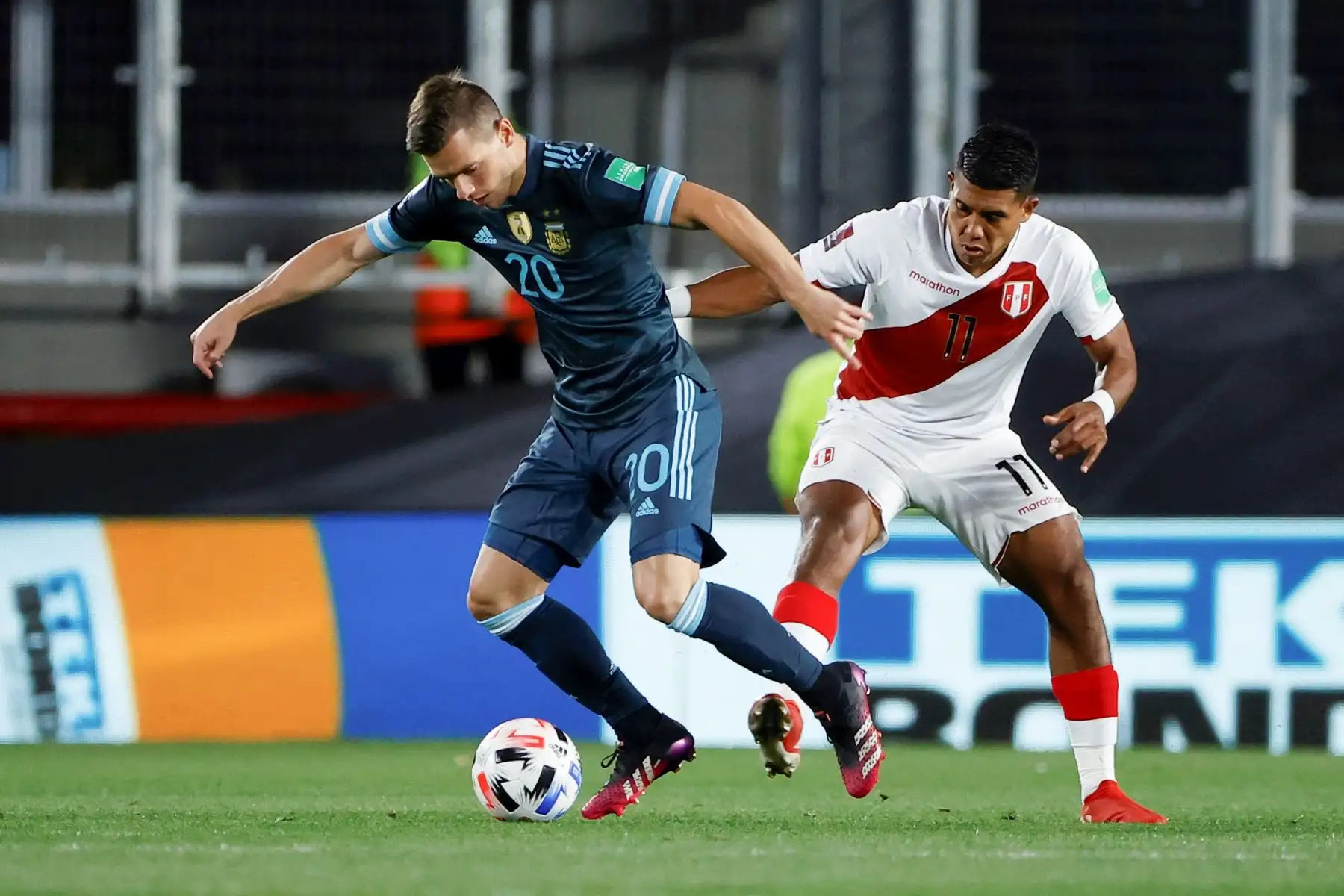 Gio Lo Celso de Argentina disputa el balón con Raziel García de Perú durante un partido por las eliminatorias sudamericanas al Mundial de Catar 2022, en el estadio Monumental en Buenos Aires. Foto: EFE