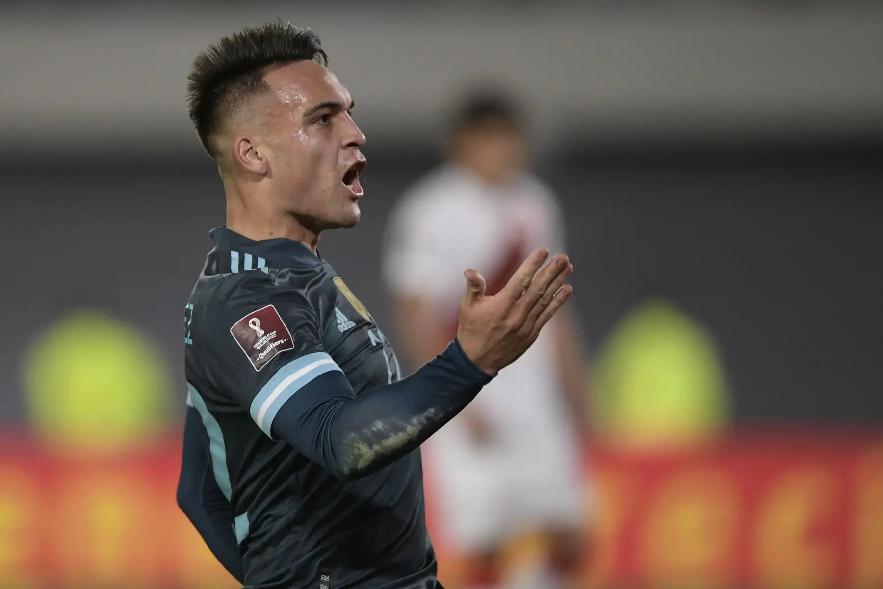 El argentino Lautaro Martínez celebra tras anotar ante Perú durante el partido sudamericano clasificatorio para la Copa Mundial de la FIFA Qatar 2022, en el estadio Monumental de Buenos Aires. Foto: AFP