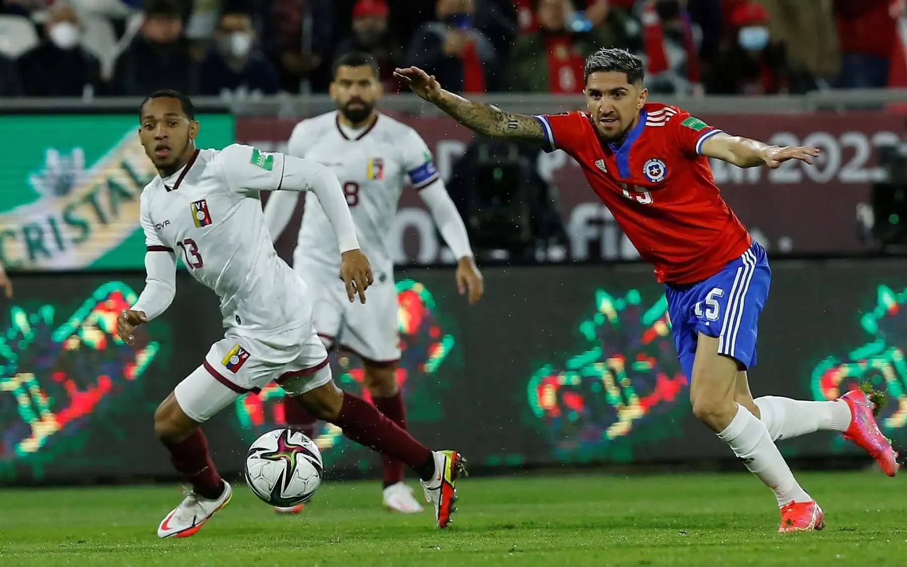 Diego Valdés de Chile disputa un balón con José Martínez de Venezuela durante partido de las eliminatorias sudamericanas para el Mundial de Catar 2022, en el estadio San Carlos de Apoquindo, en Santiago. Foto: EFE