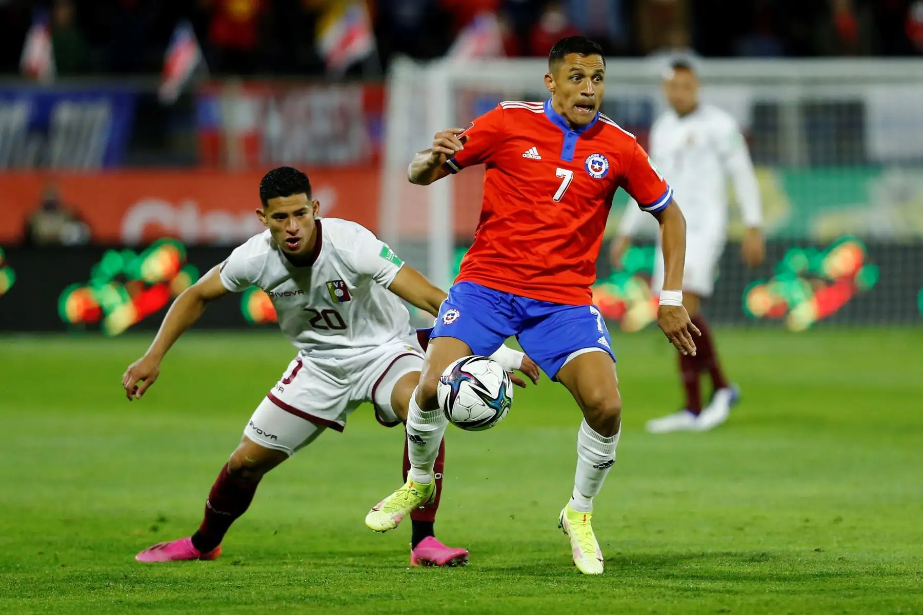 Alexis Sánchez de Chile disputa un balón con Ronald Hernández de Venezuela durante partido de las eliminatorias sudamericanas para el Mundial de Catar 2022. Foto: EFE
