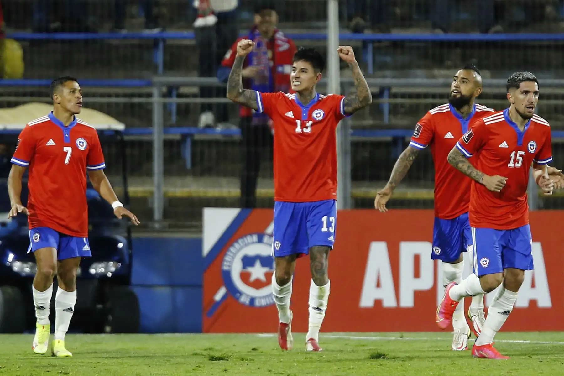 El chileno Erick Pulgar celebra tras anotar contra Venezuela durante el partido clasificatorio sudamericano para la Copa Mundial de la FIFA Qatar 2022, en el estadio San Carlos de Apoquindo de Santiago. Foto: AFP