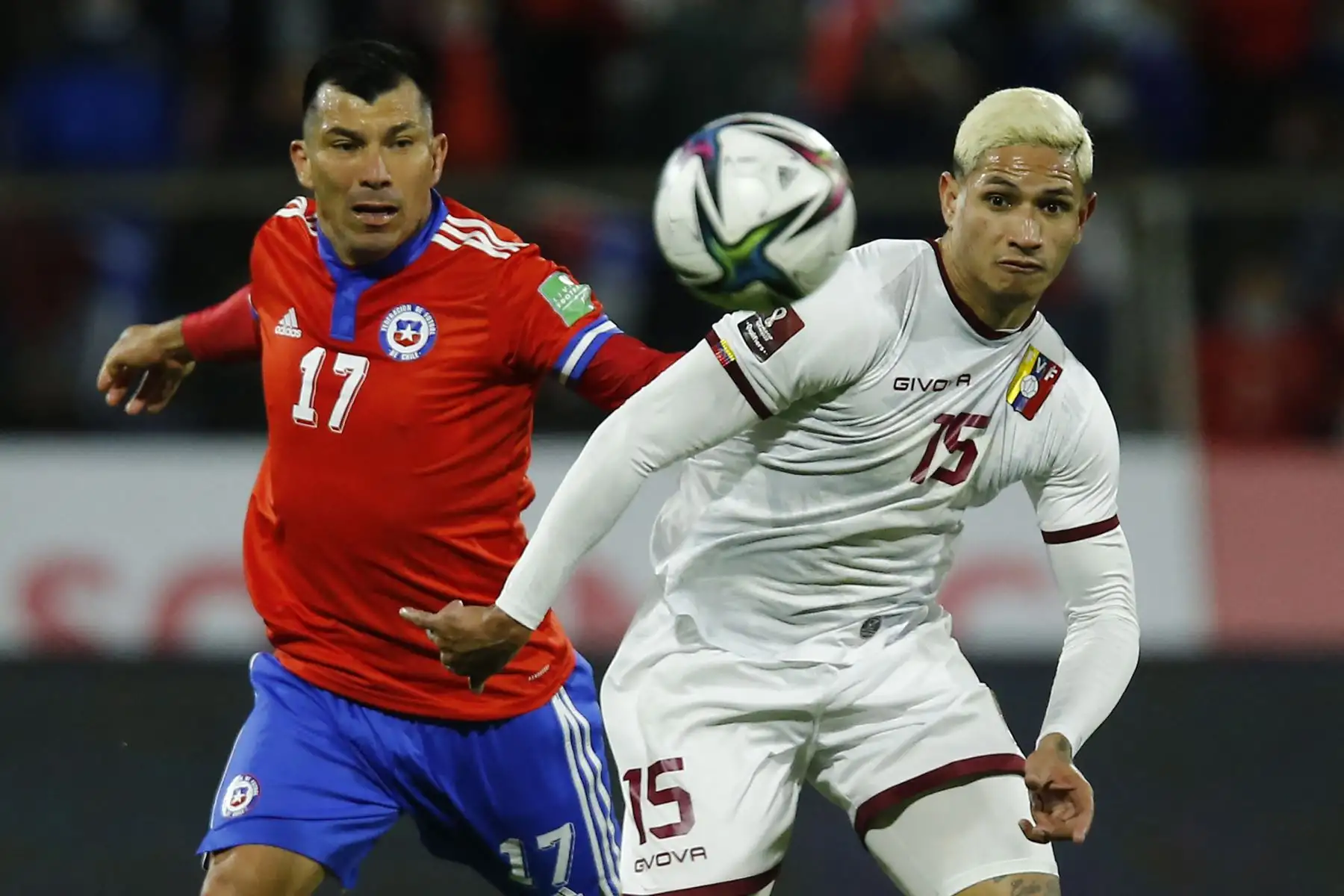 El chileno Gary Medel y el venezolano Eric Ramírez compiten por el balón durante su partido de clasificación sudamericano para la Copa Mundial de la FIFA Qatar 2022. Foto: AFP