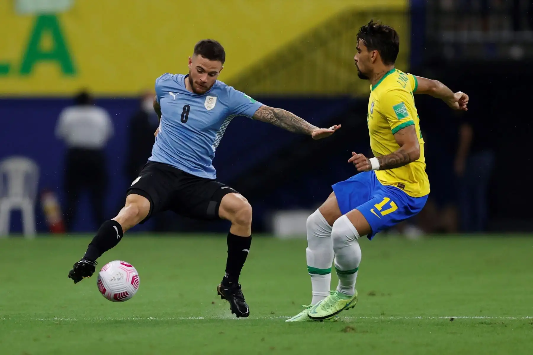 Lucas Paquetá de Brasil disputa el balón con Nahitan Nández de Uruguay durante partido de las eliminatorias sudamericanas para el Mundial de Catar 2022. Foto: EFE