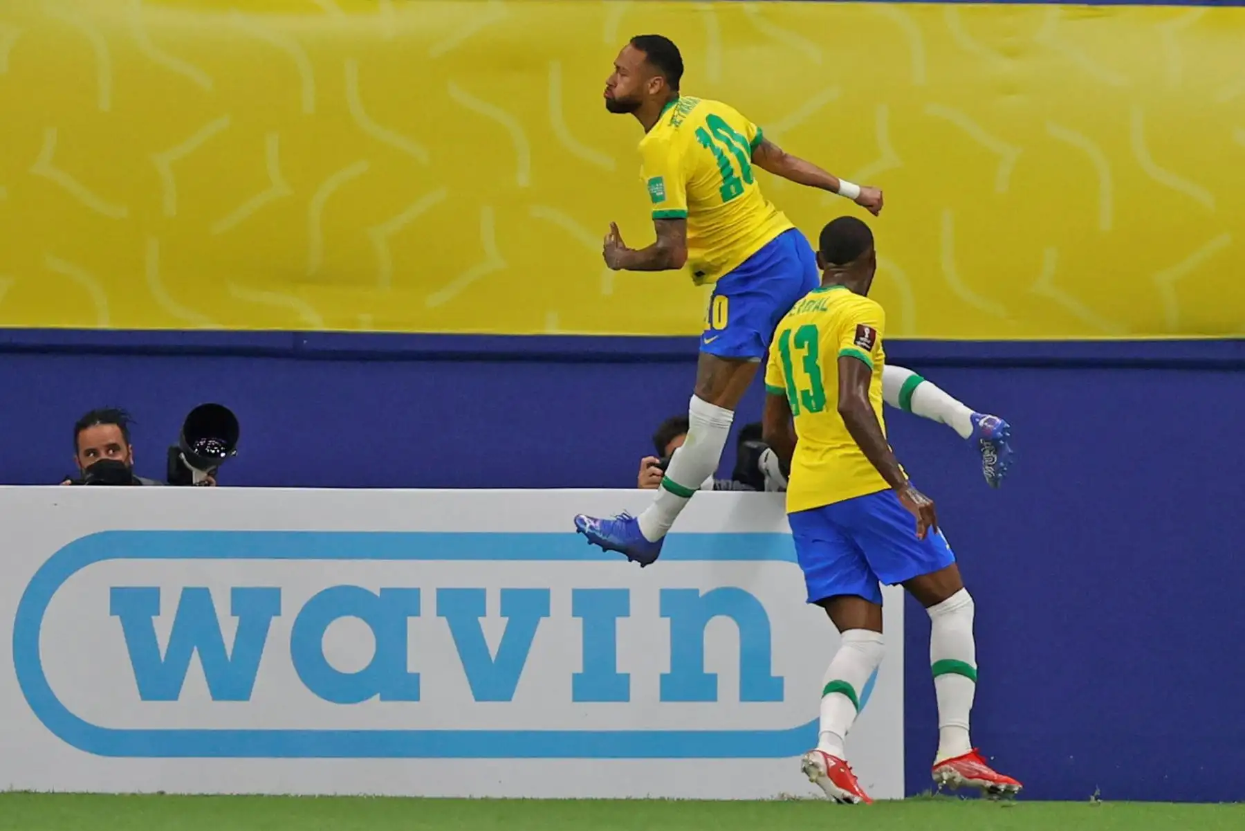 Neymar de Brasil celebra tras anotar contra Uruguay durante un partido por las eliminatorias sudamericanas para el Mundial de Catar 2022, en el estadio Arena da Amazonia, en Manaos. Foto: EFE
