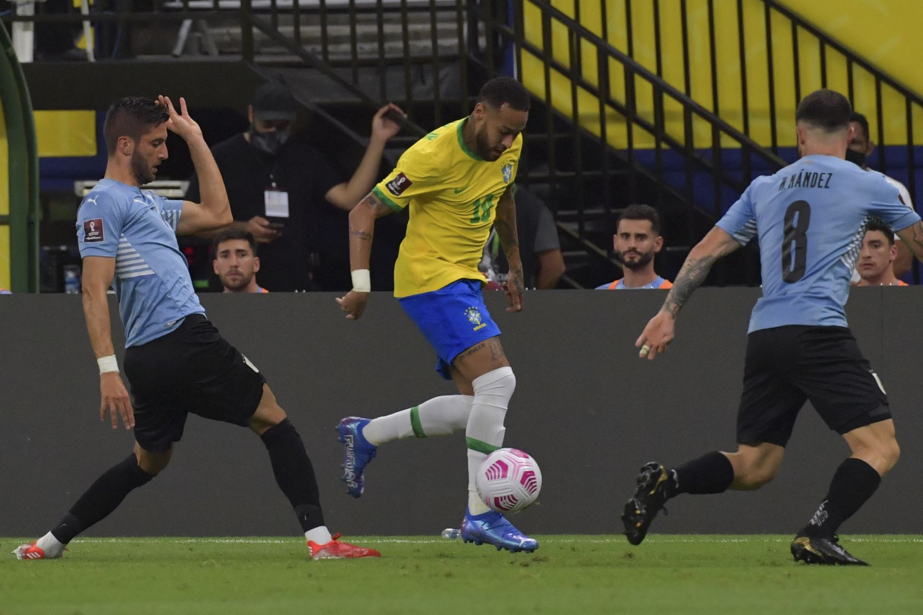El brasileño Neymar compite por el balón con el uruguayo Nahitan Nandez durante su partido de fútbol de clasificación sudamericano para la Copa Mundial de la FIFA Qatar 2022. Foto: AFP