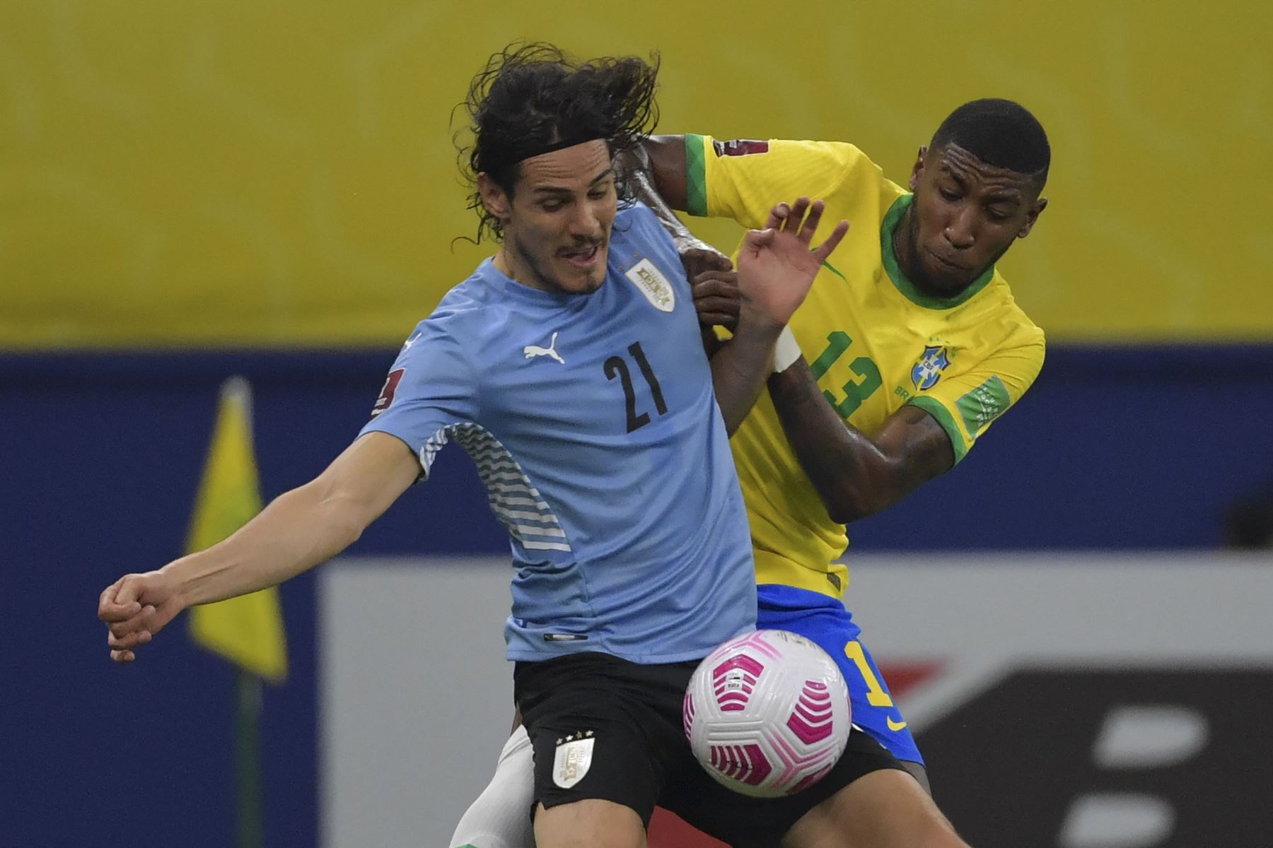 El uruguayo Edinson Cavani y el brasileño Emerson compiten por el balón durante su partido de clasificación sudamericano para la Copa Mundial de la FIFA Qatar 2022 en Arena Amazonia, Manaus, Brasil. Foto: AFP