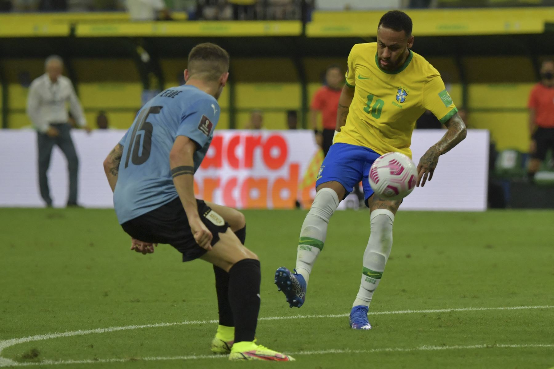 El brasileño Neymar y el uruguayo Federico Valverde compiten por el balón durante su partido de clasificación sudamericano para la Copa Mundial de la FIFA Qatar 2022. Foto: AFP