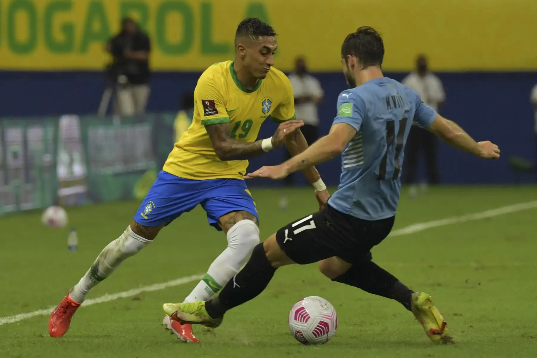 El brasileño Raphinha y el uruguayo Matias Vina compiten por el balón durante su partido de clasificación sudamericano para la Copa Mundial de la FIFA Qatar 2022. Foto: AFP