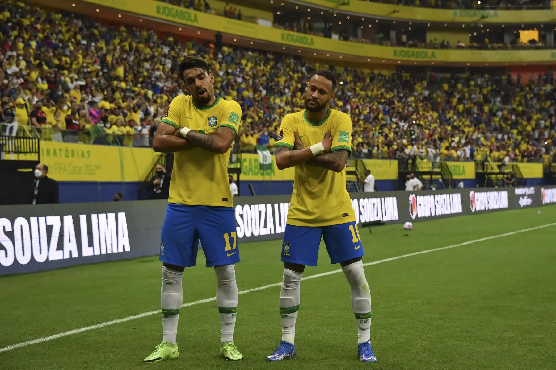 El brasileño Neymar celebra con su compañero Lucas Paqueta tras anotar contra Uruguay durante el partido de clasificación sudamericano para la Copa Mundial de la FIFA Qatar 2022. Foto: AFP