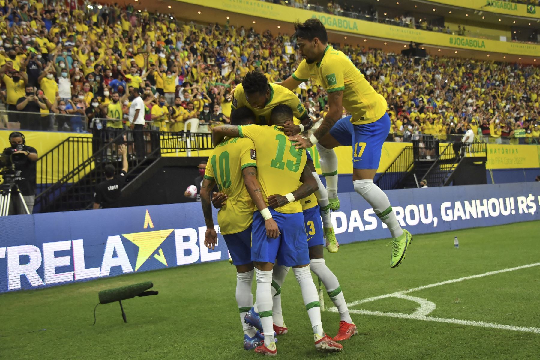 El brasileño Neymar celebra con sus compañeros tras anotar contra Uruguay durante el partido de clasificación sudamericano para la Copa Mundial de la FIFA Qatar 2022. Foto: AFP
