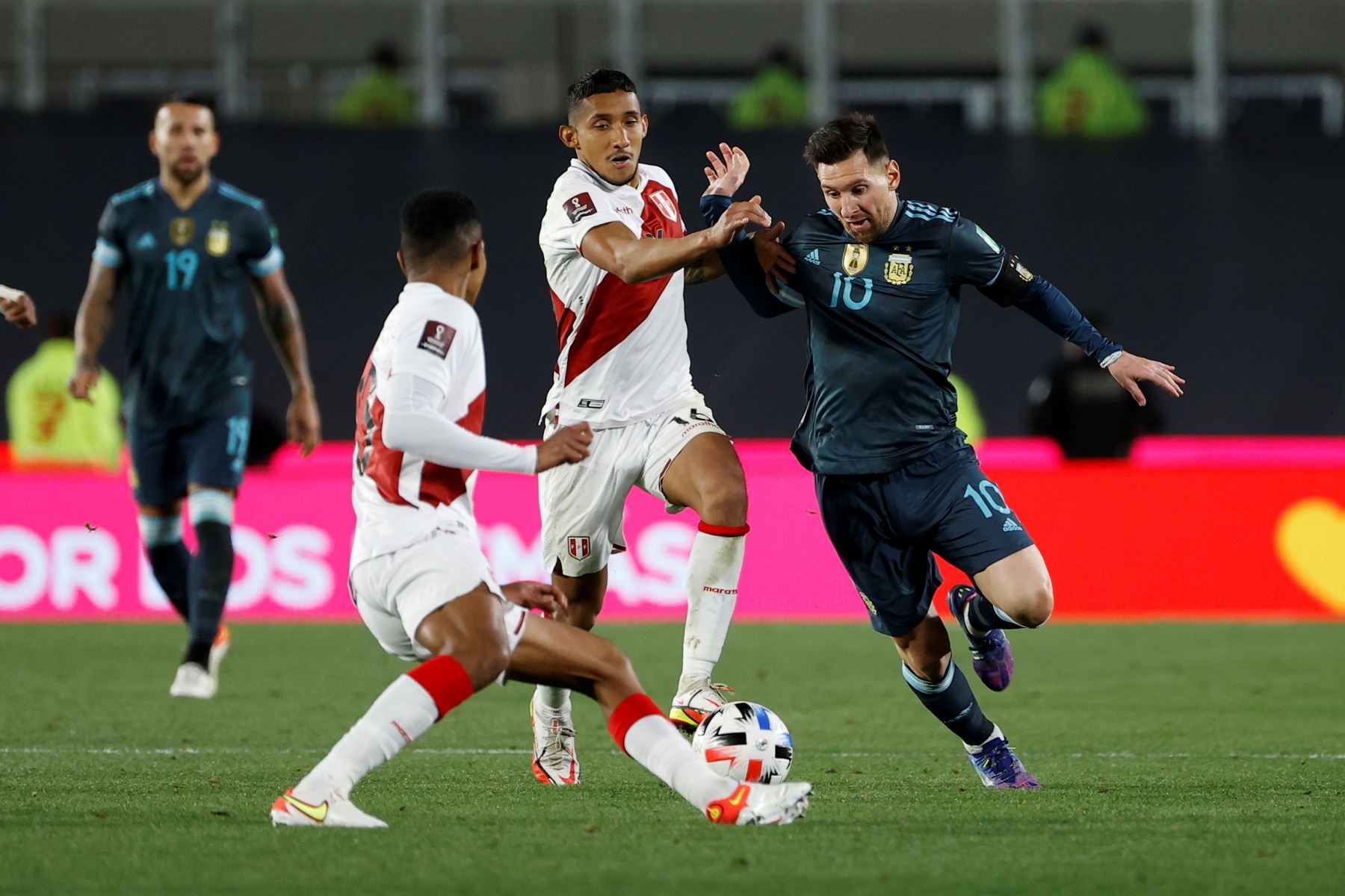 Lionel Messi de Argentina disputa el balón con Wilder Cartagena y Christofer González de Perú durante partido por las eliminatorias sudamericanas al Mundial de Catar 2022. Foto: EFE