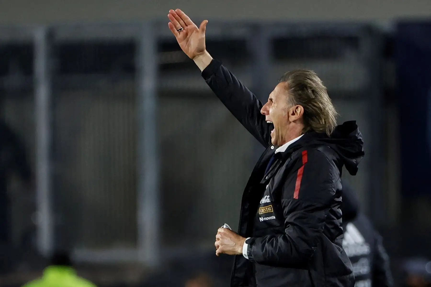 El entrenador de Perú, Ricardo Gareca, brinda indicaciones a sus jugadores durante partido contra Argentina por las eliminatorias sudamericanas al Mundial de Catar 2022, en el estadio Monumental en Buenos Aires. Foto: EFE
