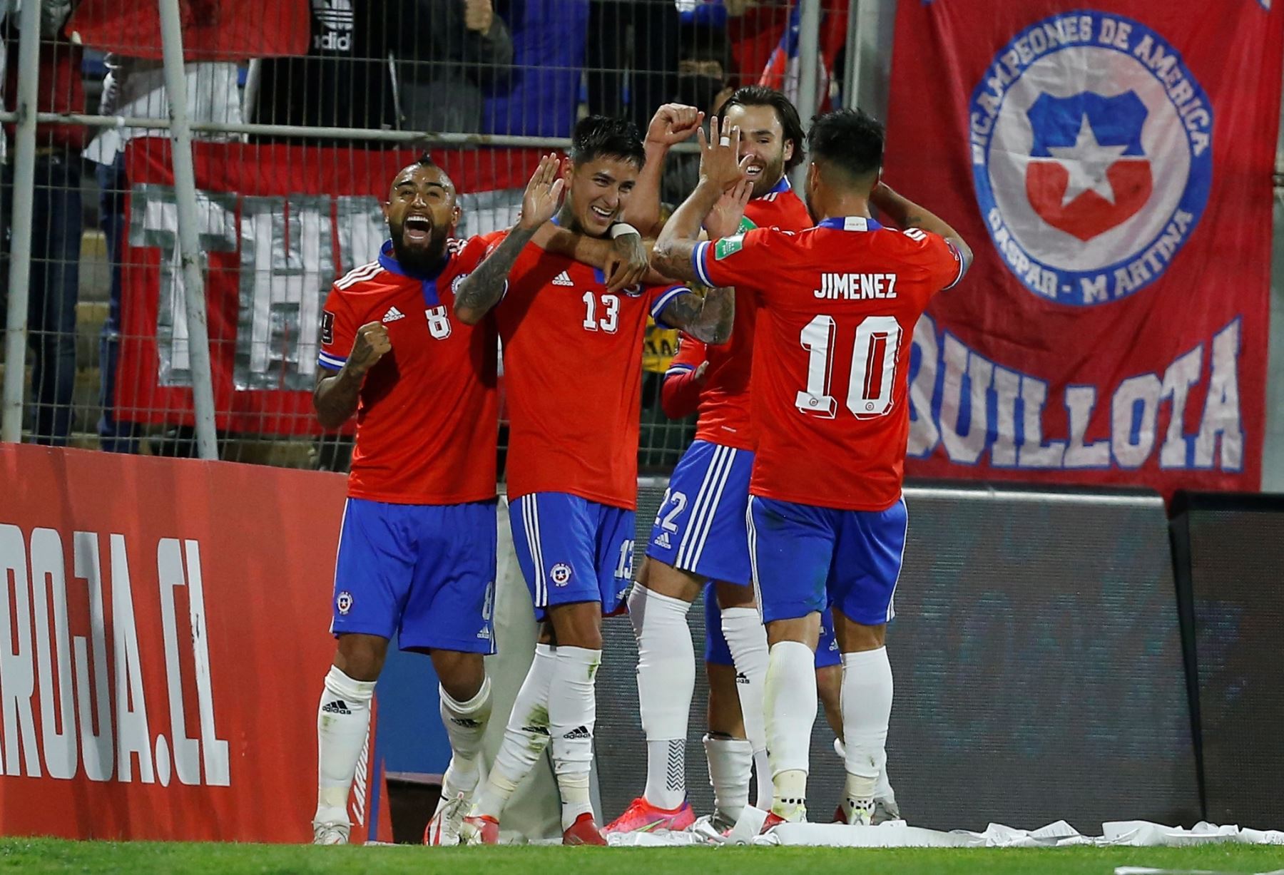 Jugadores de Chile celebran tras anotar un gol durante partido ante Venezuela por las eliminatorias sudamericanas para el Mundial de Catar 2022. Foto: EFE