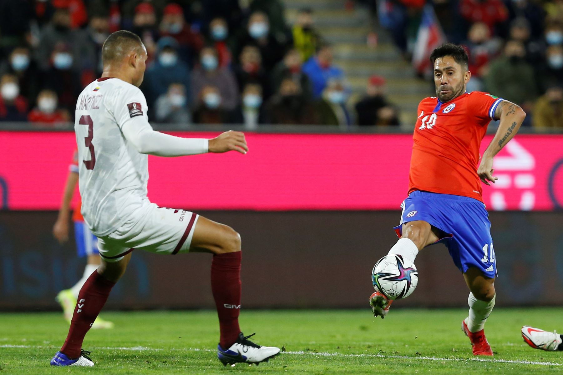 Luis Jiménez de Chile disputa un balón con Luis Adrián Martínez de Venezuela durante partido de las eliminatorias sudamericanas para el Mundial de Catar 2022. Foto: EFE