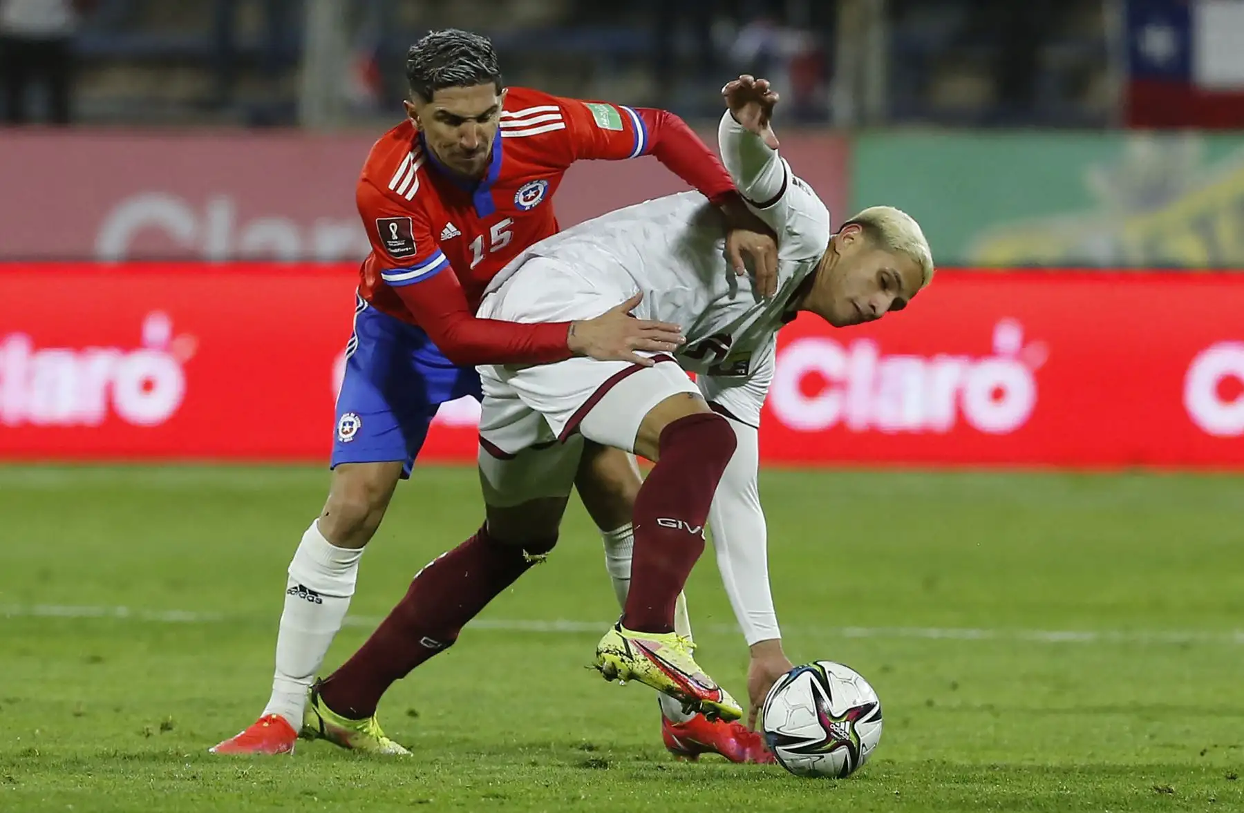 El chileno Diego Valdés y el venezolano Eric Ramírez compiten por el balón durante su partido de clasificación sudamericano para la Copa Mundial de la FIFA Qatar 2022. Foto: AFP