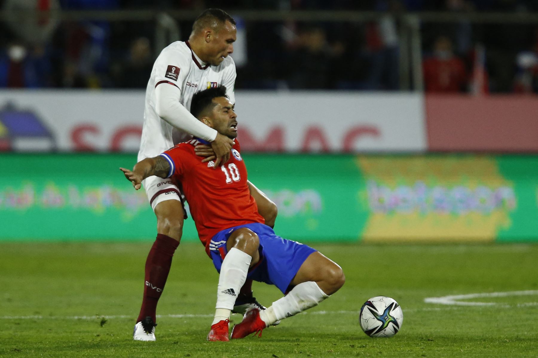 El venezolano Adrián Martínez y el chileno Luis Jiménez compiten por el balón durante su partido de clasificación sudamericano para la Copa Mundial de la FIFA Qatar 2022. Foto: AFP