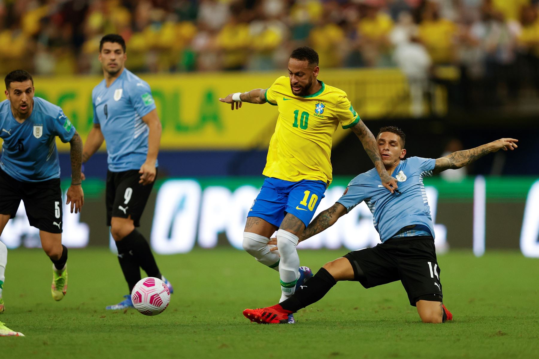 Neymar de Brasil disputa el balón con Lucas Torreira de Uruguay durante partido por las eliminatorias sudamericanas para el Mundial de Catar 2022, en el estadio Arena da Amazonia, en Manaus, Brasil. Foto: EFE