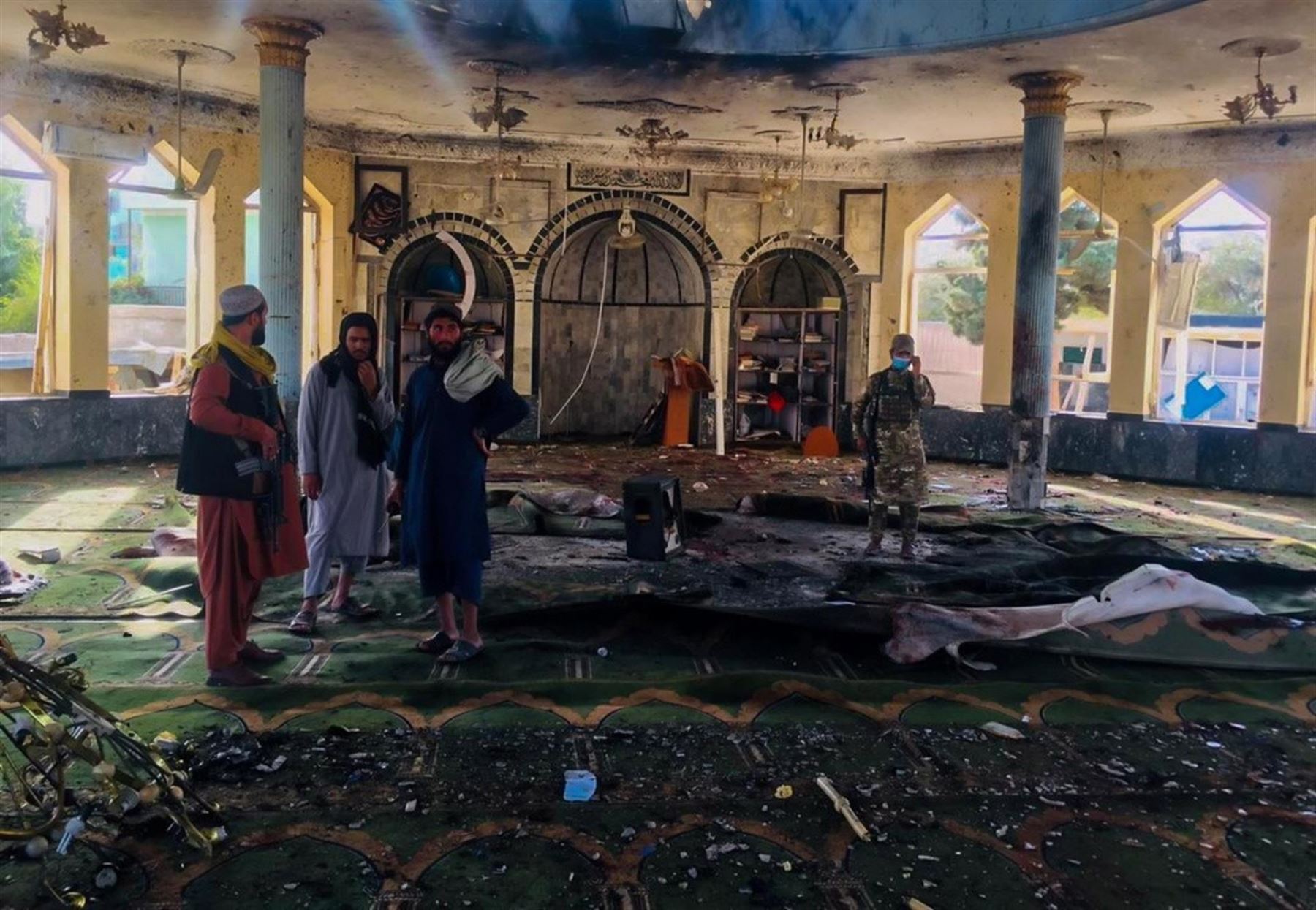 32 muertos y 50 heridos en atentado en una mezquita afgana.