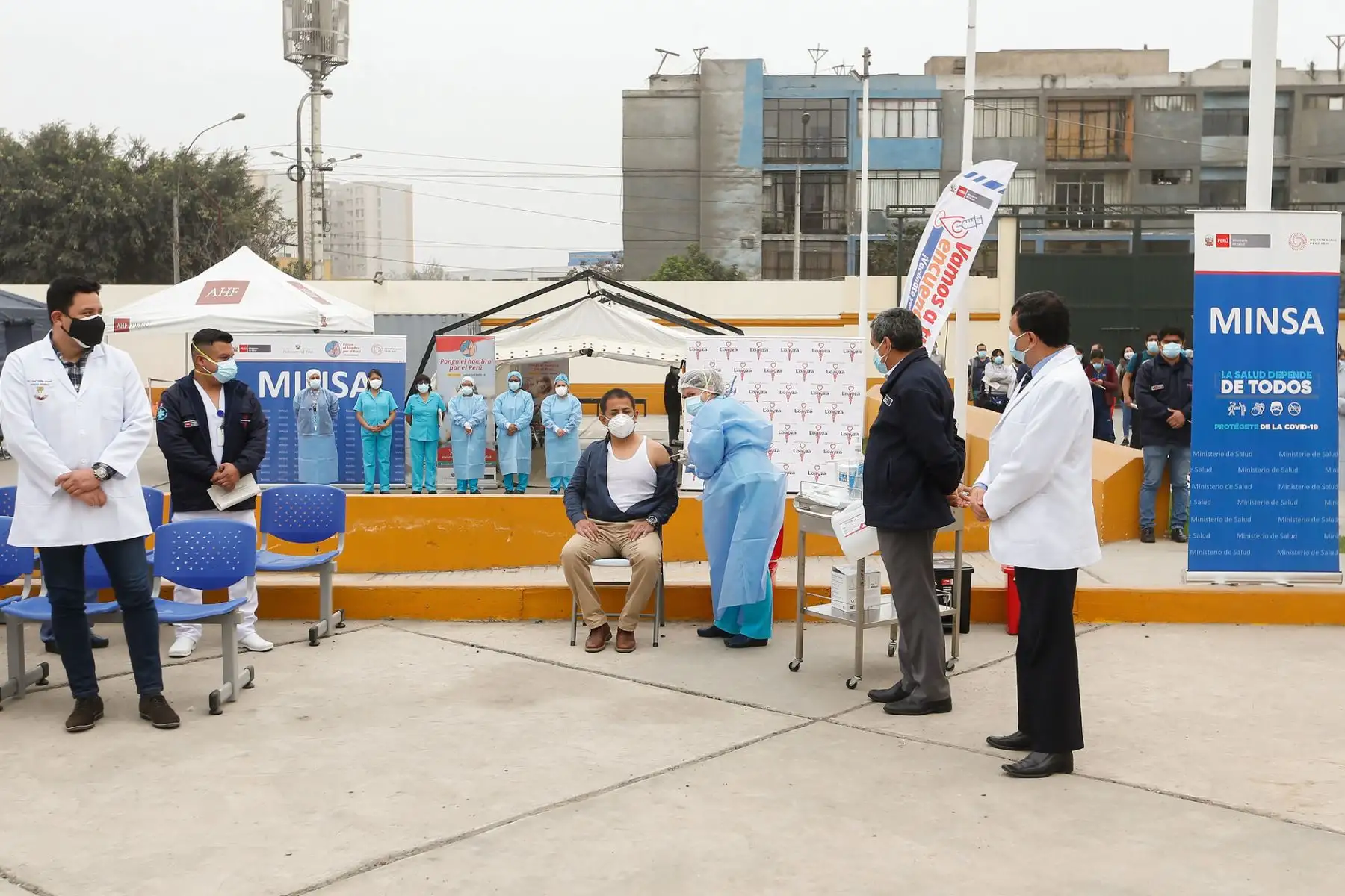 El ministro de Salud, Hernando Cevallos, asiste al Inicio de aplicación de la dosis de refuerzo de la vacuna contra la COVID-19 al personal de salud de primera línea. Foto: ANDINA/ MINSA