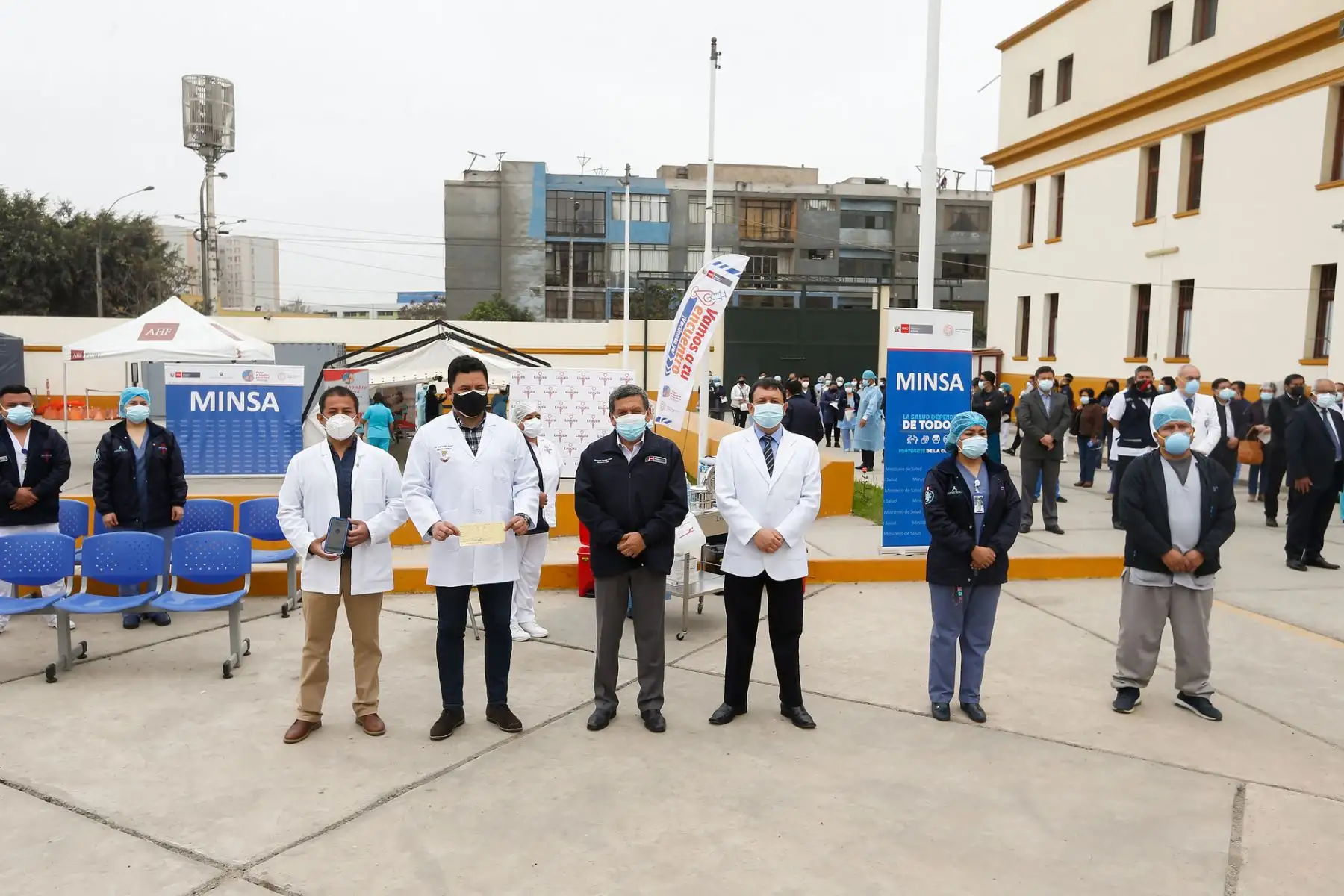 El ministro de Salud, Hernando Cevallos, asiste al Inicio de aplicación de la dosis de refuerzo de la vacuna contra la COVID-19 al personal de salud de primera línea. Foto: ANDINA/ MINSA