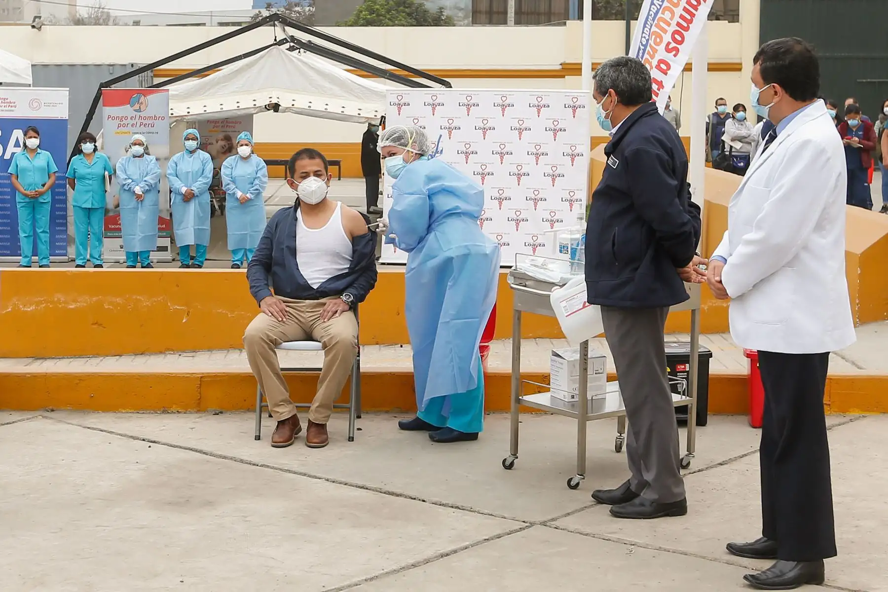 El ministro de Salud, Hernando Cevallos, asiste al Inicio de aplicación de la dosis de refuerzo de la vacuna contra la COVID-19 al personal de salud de primera línea. Foto: ANDINA/ MINSA