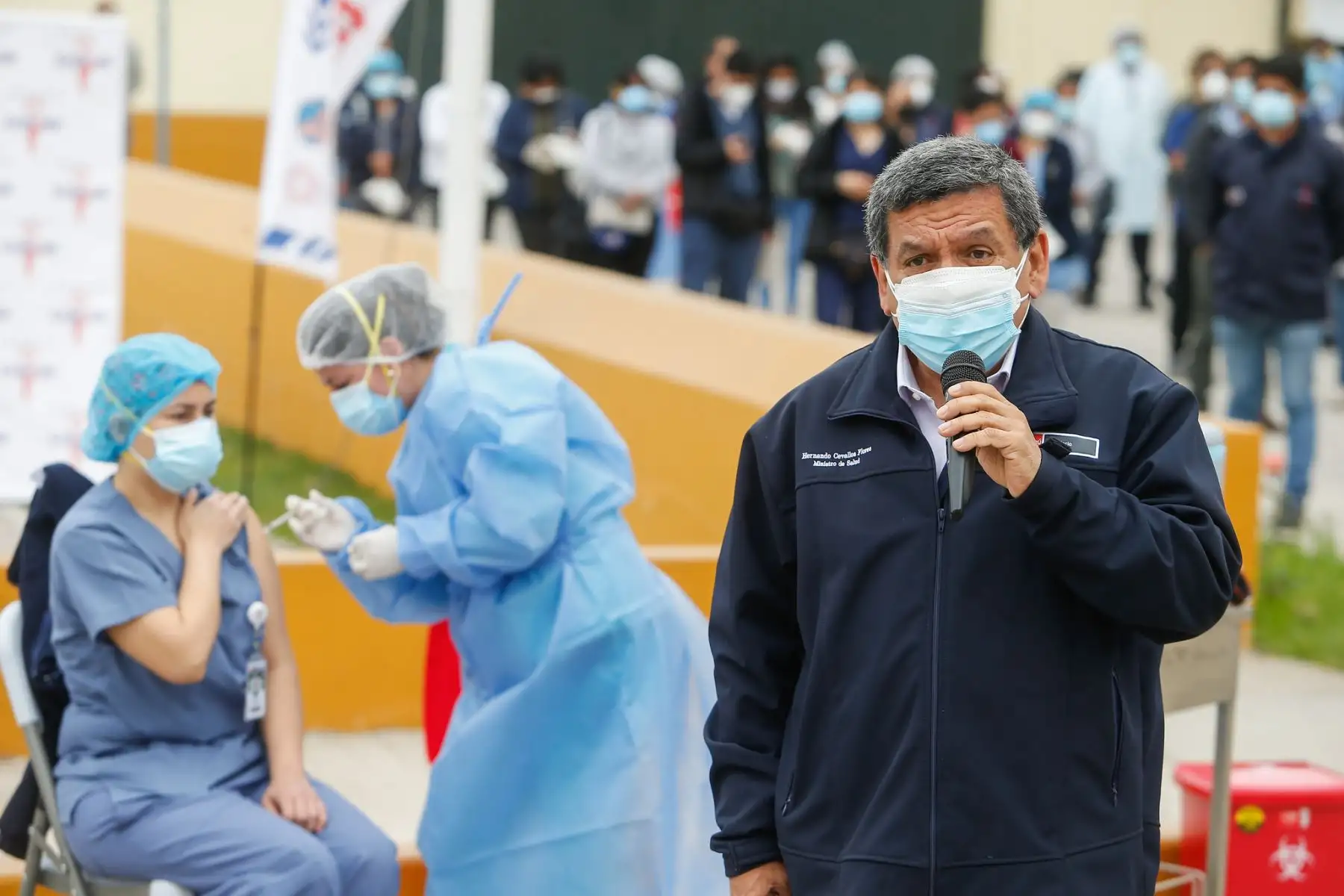El ministro de Salud, Hernando Cevallos, asiste al Inicio de aplicación de la dosis de refuerzo de la vacuna contra la COVID-19 al personal de salud de primera línea. Foto: ANDINA/ MINSA