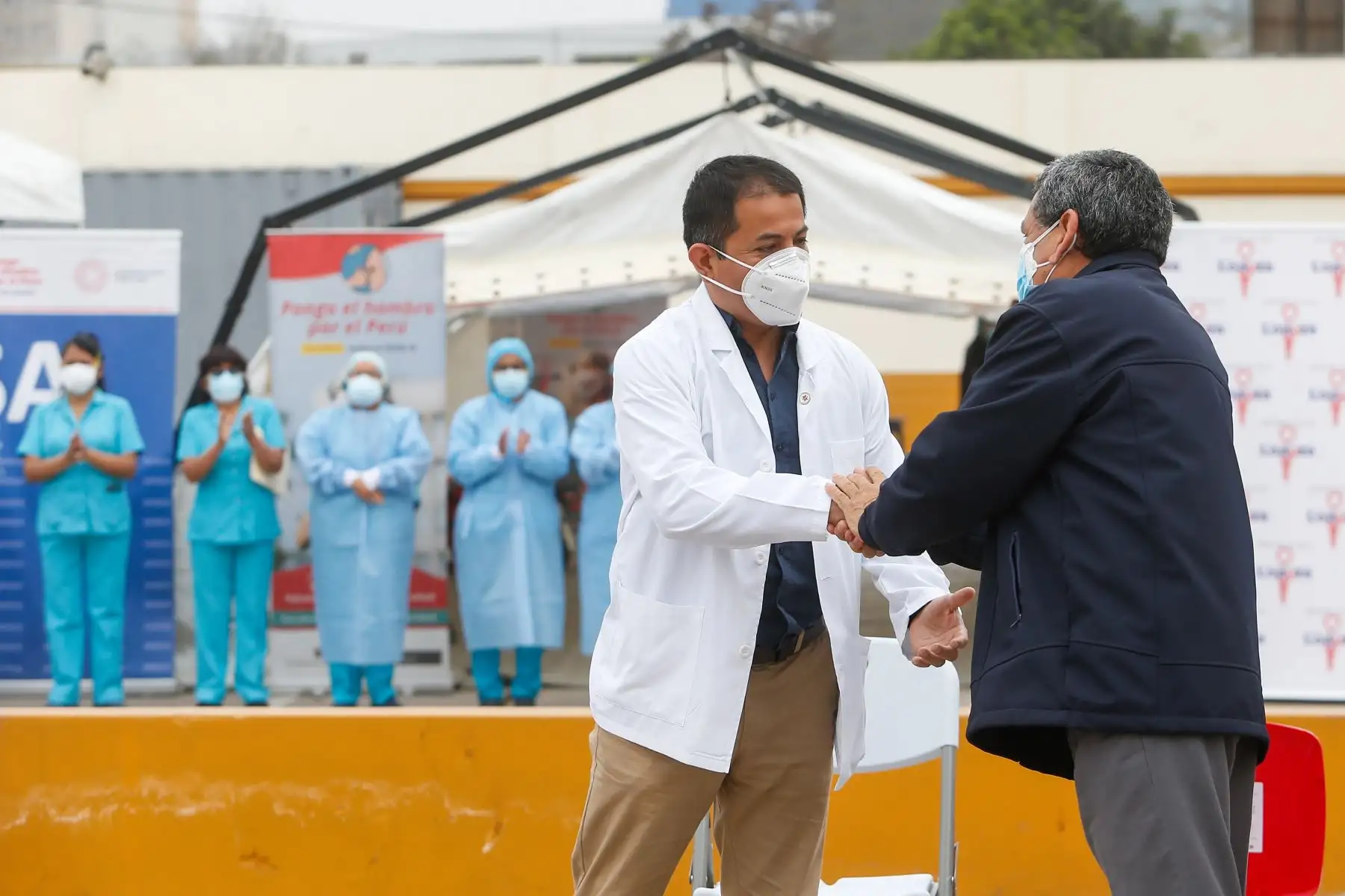El ministro de Salud, Hernando Cevallos, asiste al Inicio de aplicación de la dosis de refuerzo de la vacuna contra la COVID-19 al personal de salud de primera línea. Foto: ANDINA/ MINSA