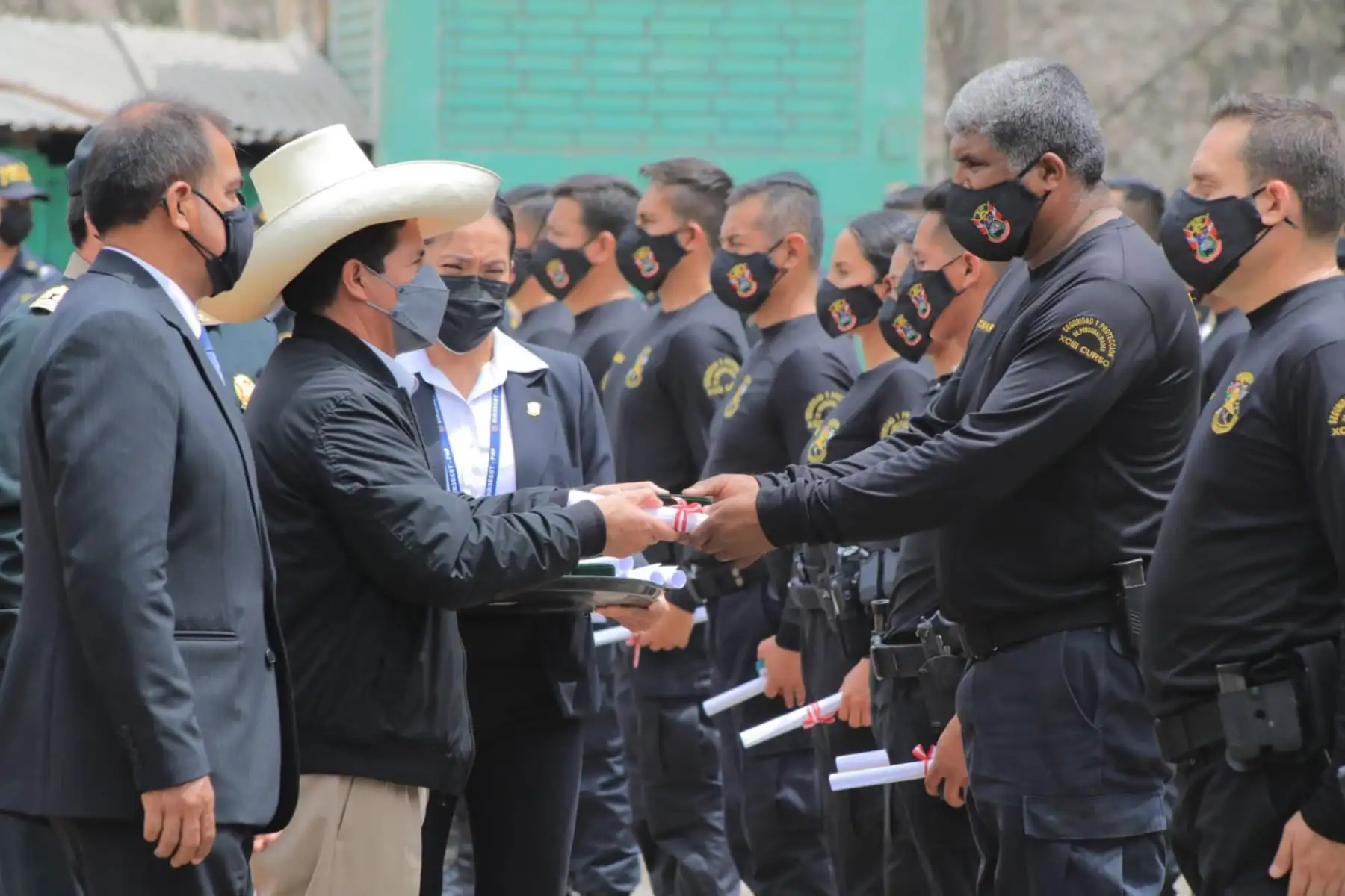 El presidente Pedro Castillo, junto con el ministro del Interior y el comandante general de la PNP, participa en la ceremonia de clausura del curso de Capacitación en Protección y Seguridad de Personalidades. Foto: ANDINA/Policía Nacional