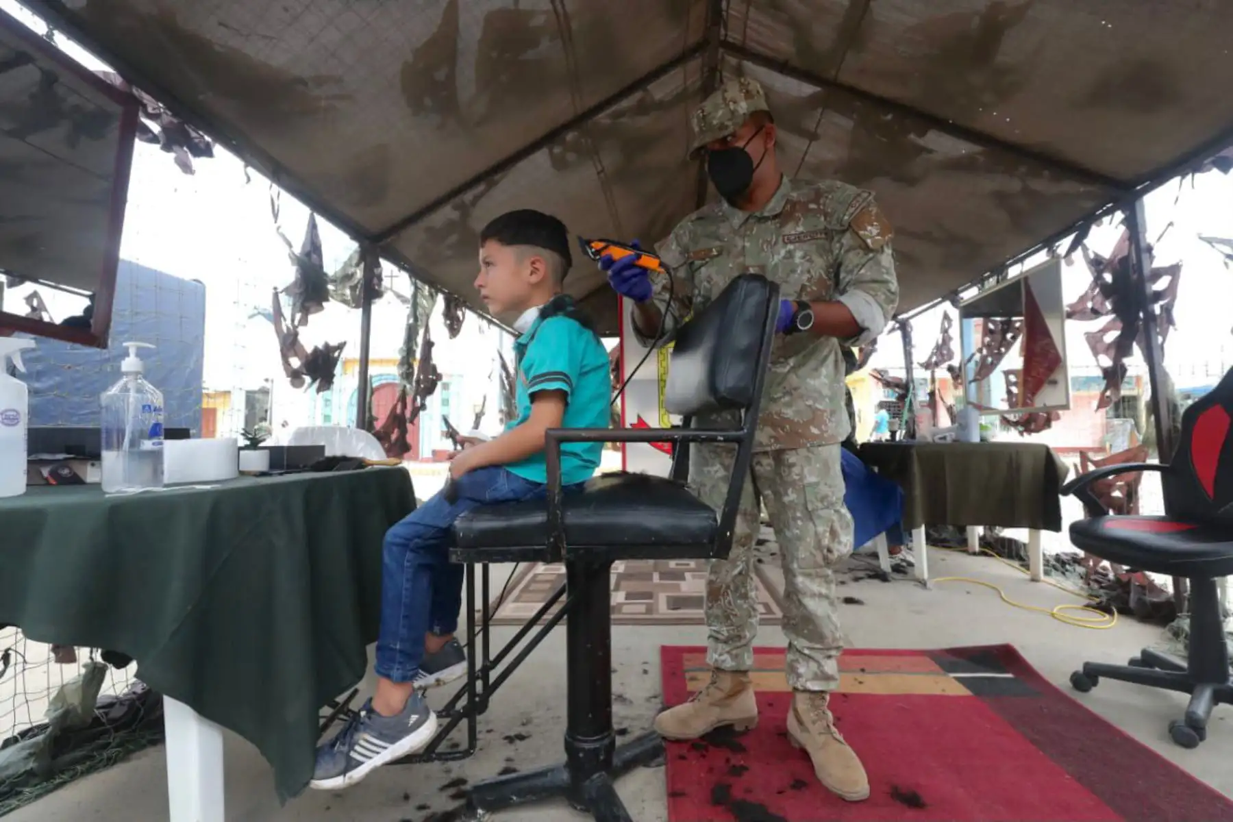 Ministro de Defensa Walter Ayala, supervisa la acción cívica organizada por nuestras Fuerzas Armadas en Zarumilla, con apoyo del gobierno local y regional. Aquí se ofrece atención médica en diversas especialidades en beneficio de las más de 4 mil personas de los centros poblados de Papayal. Foto: ANDINA/ MINDEF