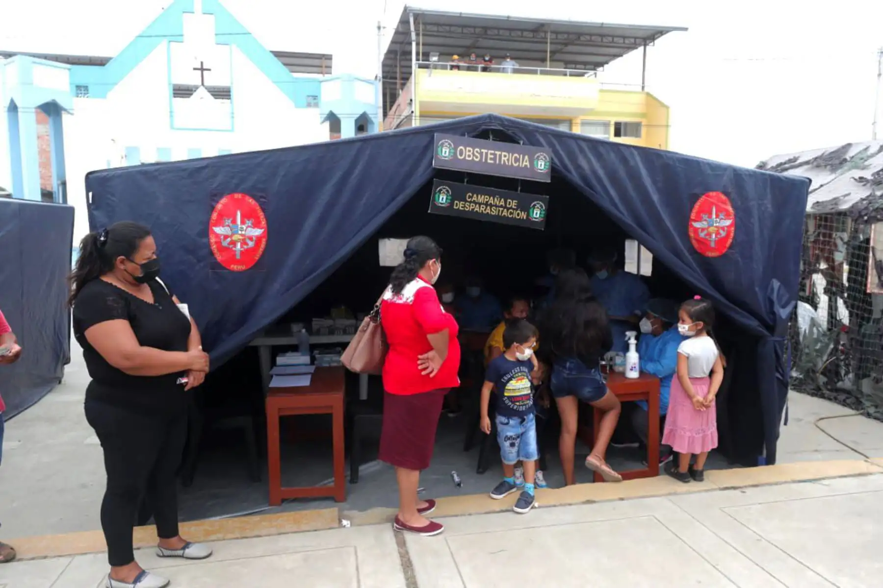 Ministro de Defensa Walter Ayala, supervisa la acción cívica organizada por nuestras Fuerzas Armadas en Zarumilla, con apoyo del gobierno local y regional. Aquí se ofrece atención médica en diversas especialidades en beneficio de las más de 4 mil personas de los centros poblados de Papayal. Foto: ANDINA/ MINDEF