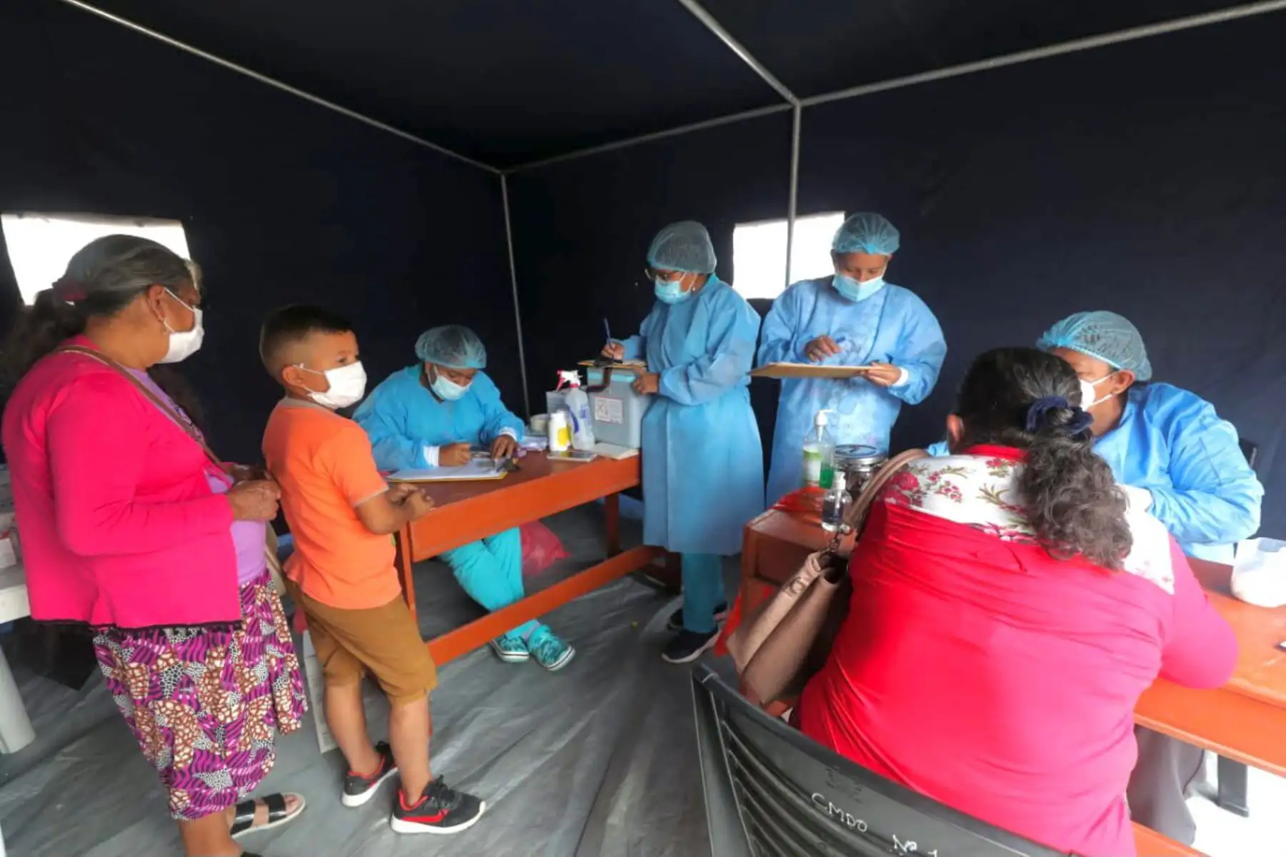 Ministro de Defensa Walter Ayala, supervisa la acción cívica organizada por nuestras Fuerzas Armadas en Zarumilla, con apoyo del gobierno local y regional. Aquí se ofrece atención médica en diversas especialidades en beneficio de las más de 4 mil personas de los centros poblados de Papayal. Foto: ANDINA/ MINDEF