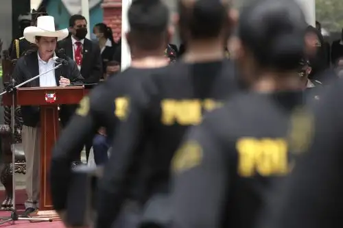 El presidente Pedro Castillo, junto con el ministro del Interior y el comandante general de la PNP, participa en la ceremonia de clausura del curso de capacitación en protección y seguridad de personalidades. Foto: ANDINA/Prensa Presidencia.