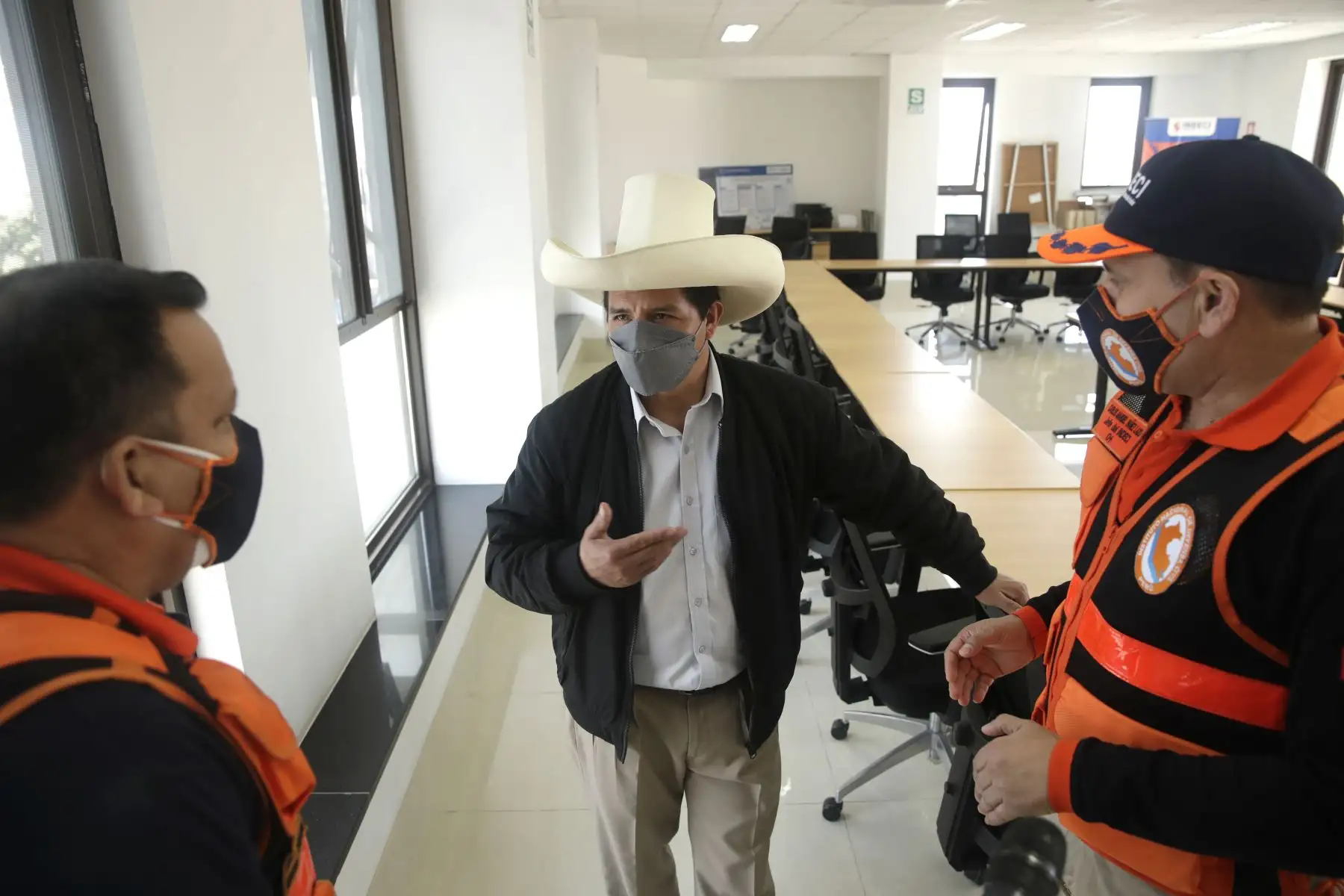 El presidente Pedro Castillo recorrió las instalaciones del Centro de Operaciones de Emergencia Nacional (COEN), en Chorrillos. Foto: ANDINA/Prensa Presidencia