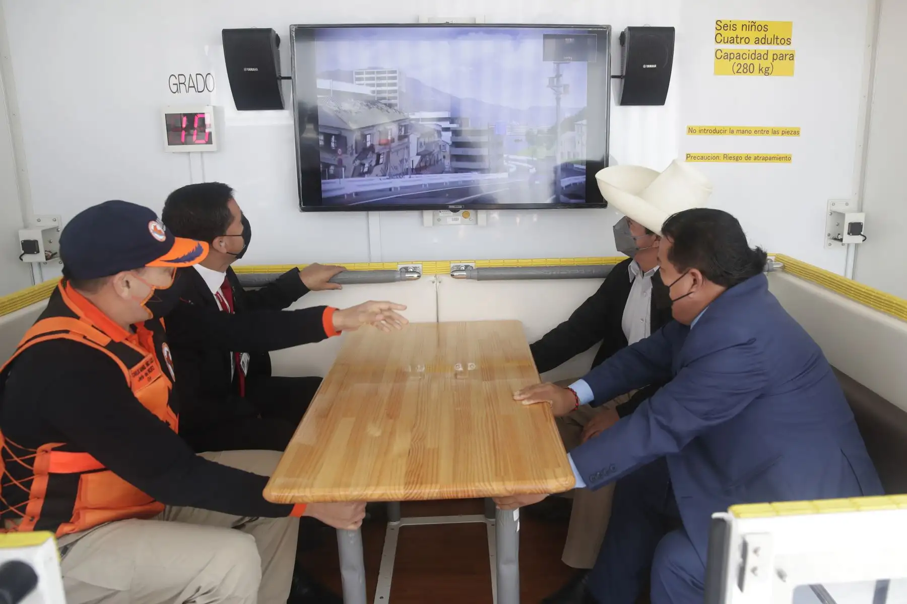 El presidente Pedro Castillo recorrió las instalaciones del Centro de Operaciones de Emergencia Nacional (COEN), en Chorrillos. Foto: ANDINA/Prensa Presidencia