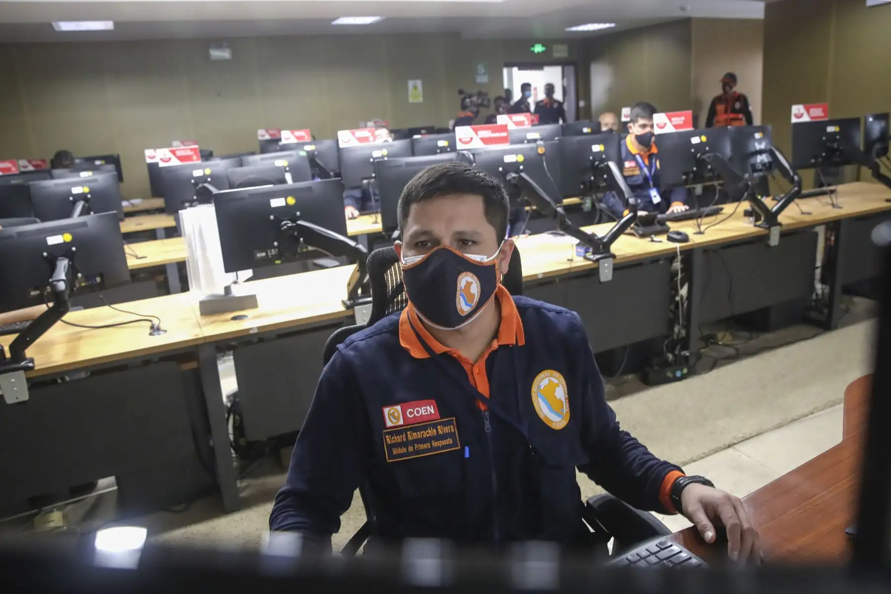 El presidente Pedro Castillo recorrió las instalaciones del Centro de Operaciones de Emergencia Nacional (COEN), en Chorrillos. Foto: ANDINA/Prensa Presidencia
