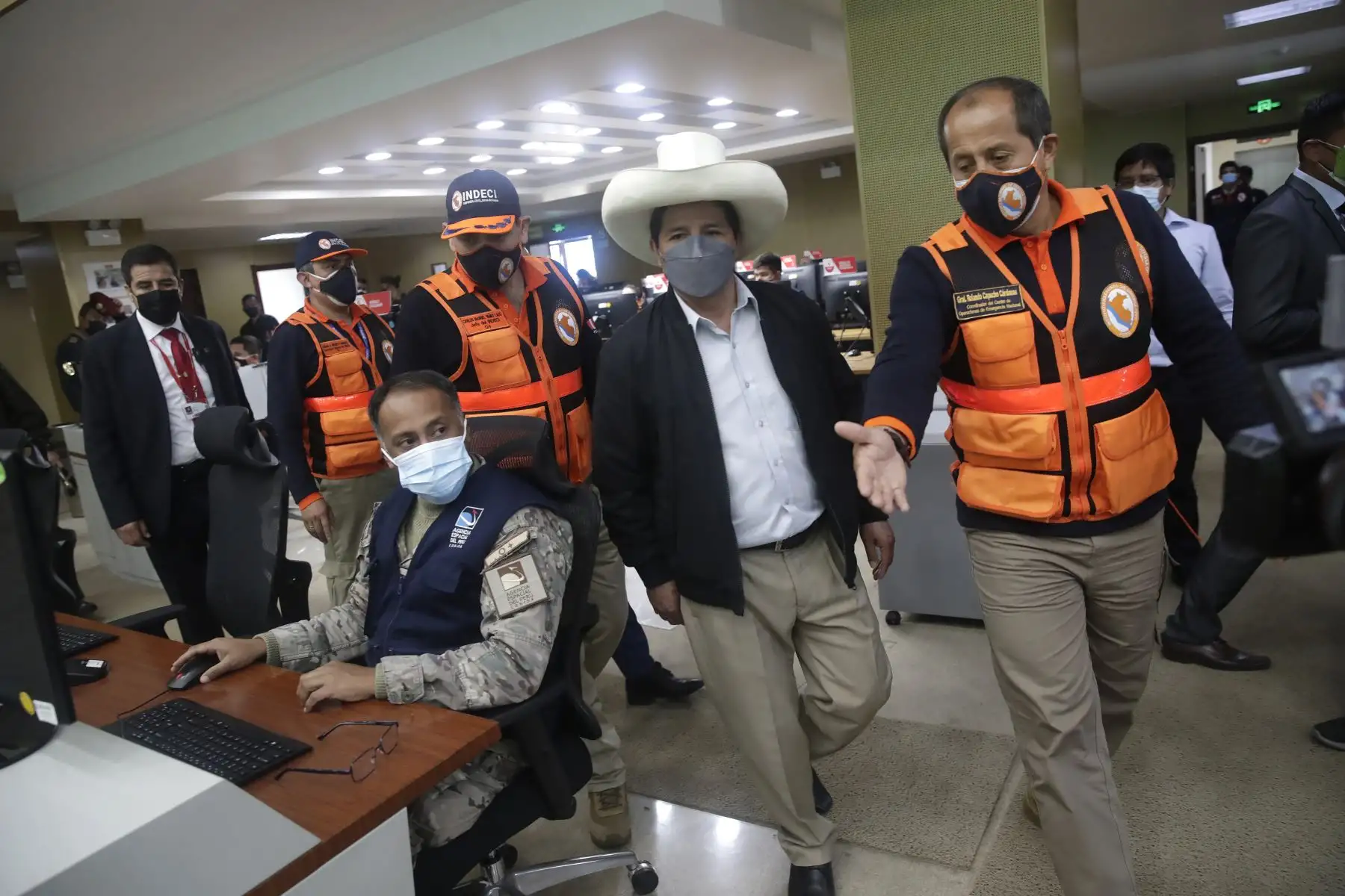 El presidente Pedro Castillo recorrió las instalaciones del Centro de Operaciones de Emergencia Nacional (COEN), en Chorrillos. Foto: ANDINA/Prensa Presidencia