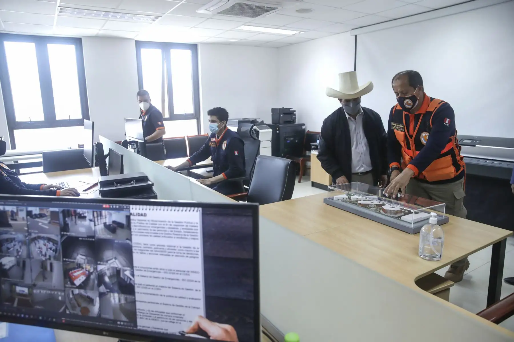 El presidente Pedro Castillo recorrió las instalaciones del Centro de Operaciones de Emergencia Nacional (COEN), en Chorrillos. Foto: ANDINA/Prensa Presidencia