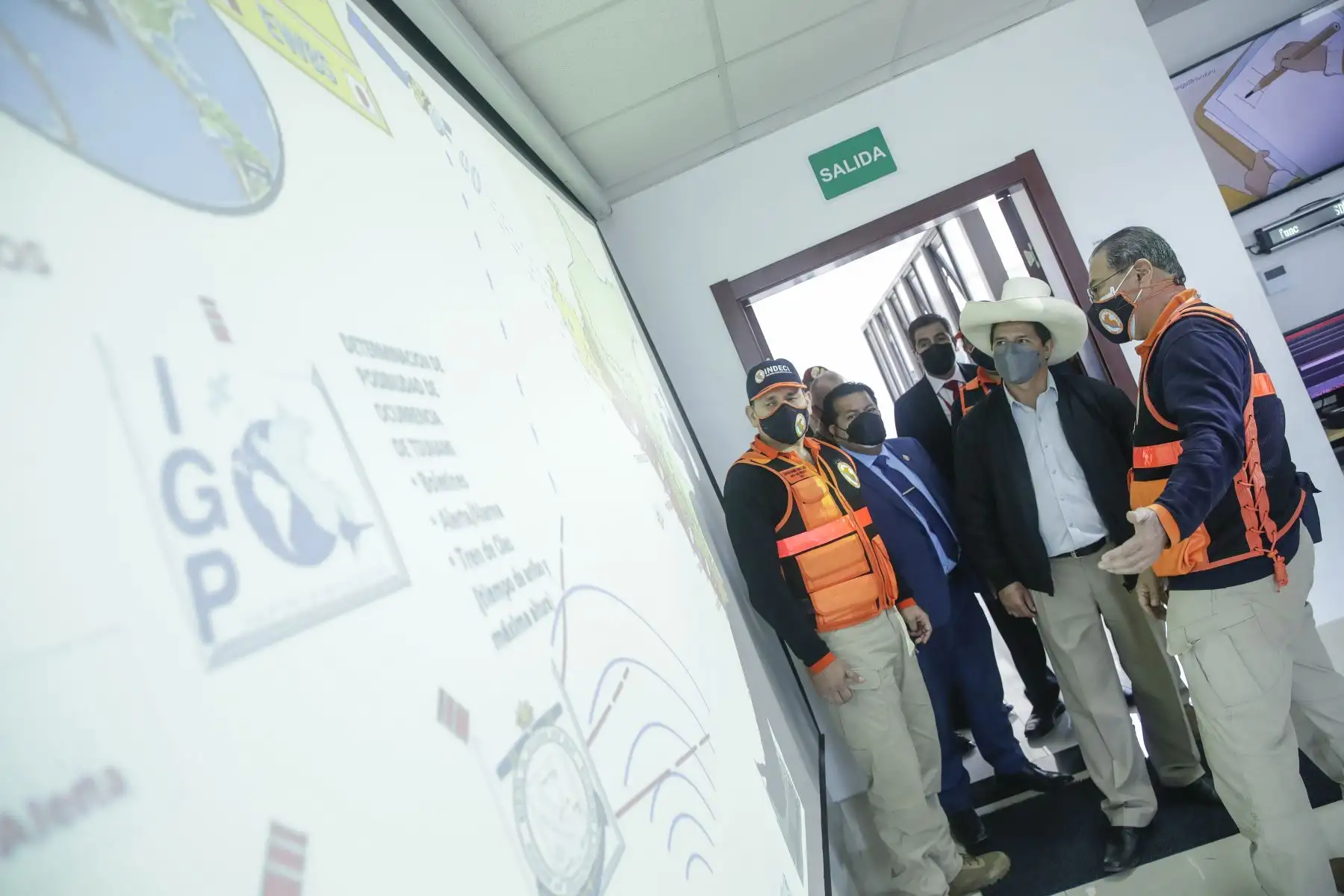 El presidente Pedro Castillo recorrió las instalaciones del Centro de Operaciones de Emergencia Nacional (COEN), en Chorrillos. Foto: ANDINA/Prensa Presidencia