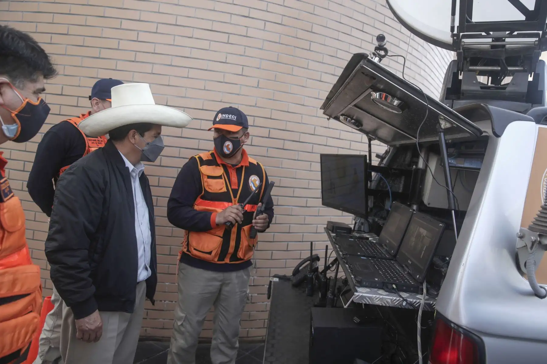 El presidente Pedro Castillo recorrió las instalaciones del Centro de Operaciones de Emergencia Nacional (COEN), en Chorrillos. Foto: ANDINA/Prensa Presidencia