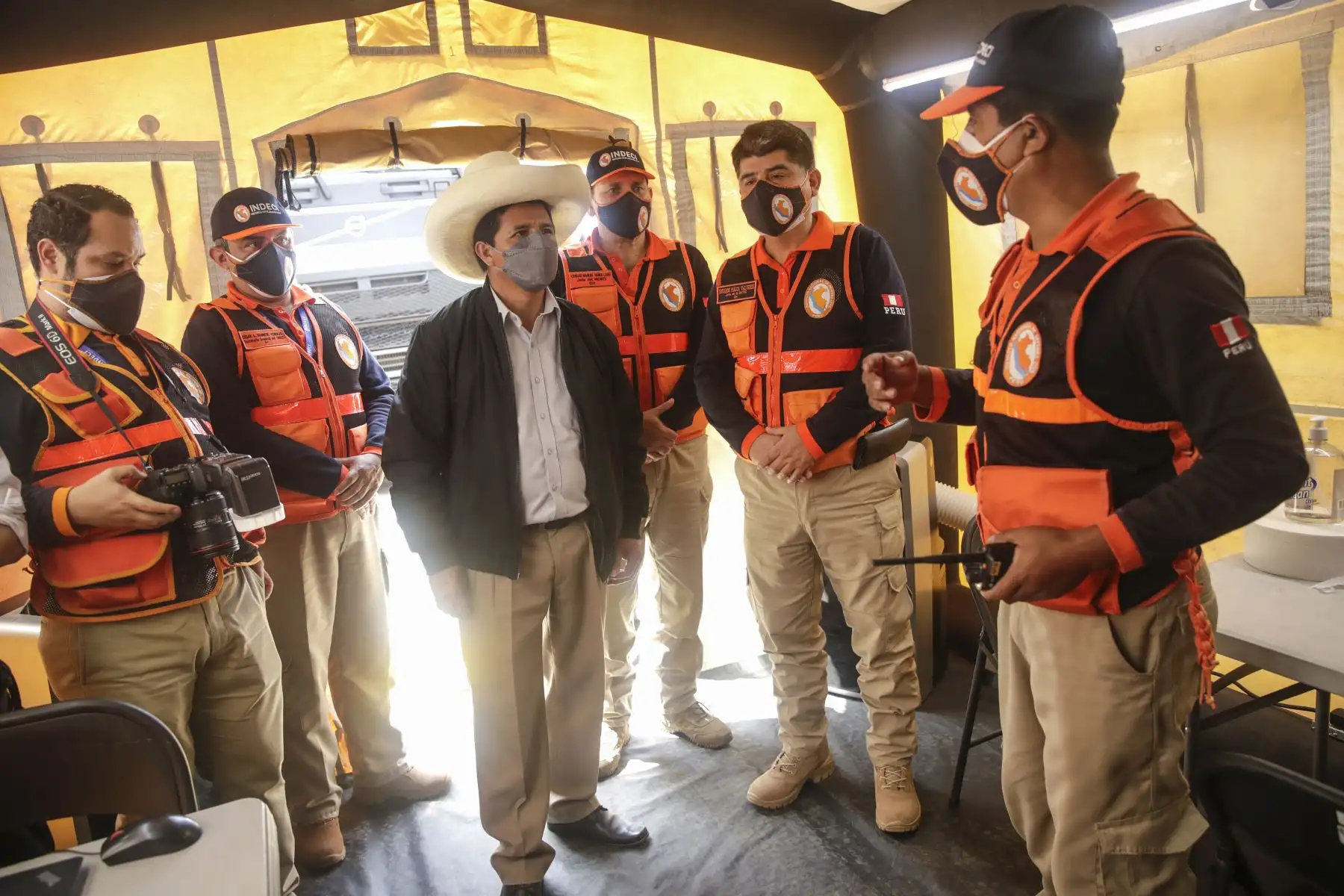 El presidente Pedro Castillo recorrió las instalaciones del Centro de Operaciones de Emergencia Nacional (COEN), en Chorrillos. Foto: ANDINA/Prensa Presidencia