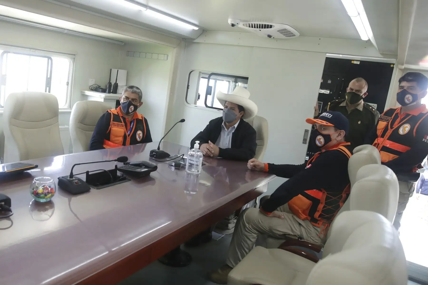 El presidente Pedro Castillo recorrió las instalaciones del Centro de Operaciones de Emergencia Nacional (COEN), en Chorrillos. Foto: ANDINA/Prensa Presidencia