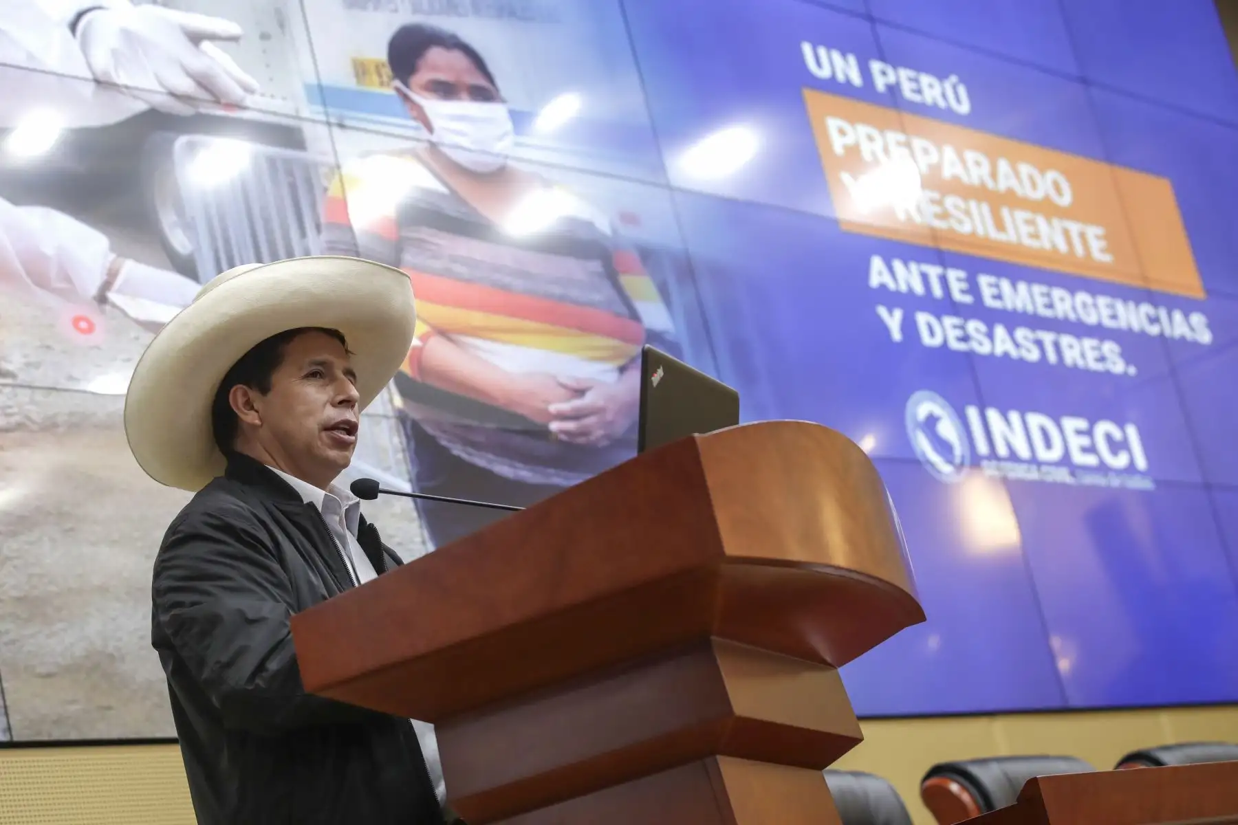 El presidente Pedro Castillo recorrió las instalaciones del Centro de Operaciones de Emergencia Nacional (COEN), en Chorrillos. Foto: ANDINA/Prensa Presidencia