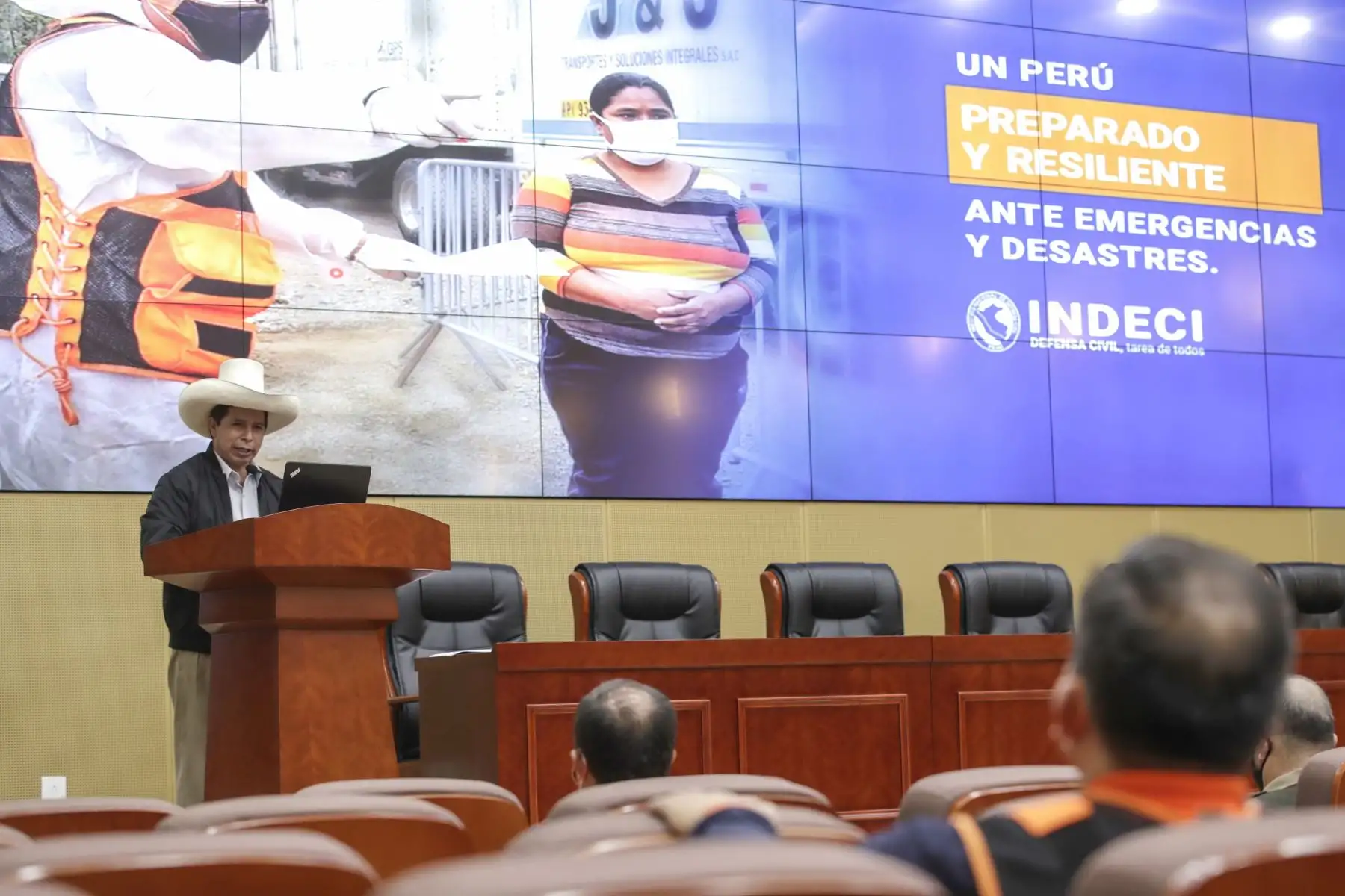 El presidente Pedro Castillo recorrió las instalaciones del Centro de Operaciones de Emergencia Nacional (COEN), en Chorrillos. Foto: ANDINA/Prensa Presidencia