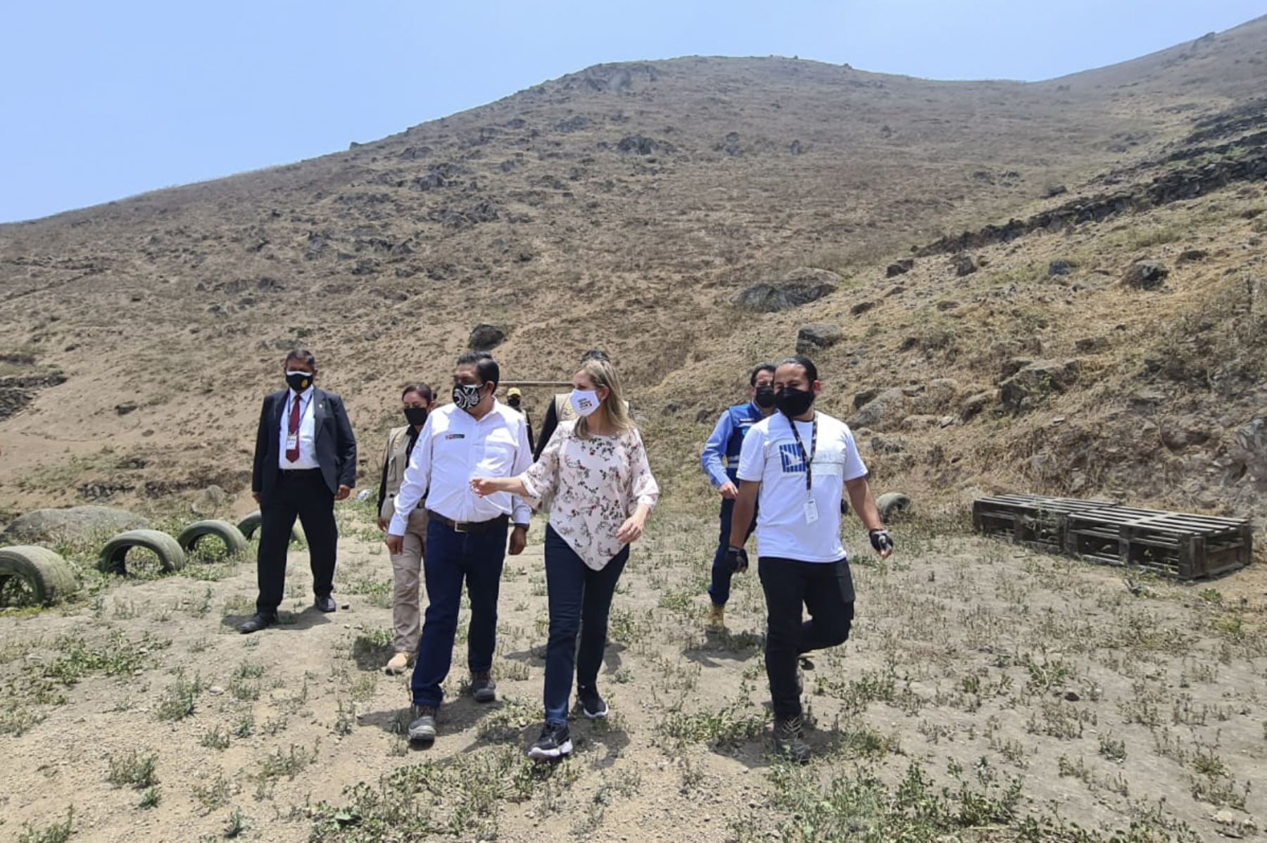 El ministro del Ambiente, Rubén Ramírez, y la presidenta del Congreso, María del Carmen Alva, visitaron el sector Quebrada Alta y las Lomas de Paraíso, en VMT. Foto: ANDINA/Minam
