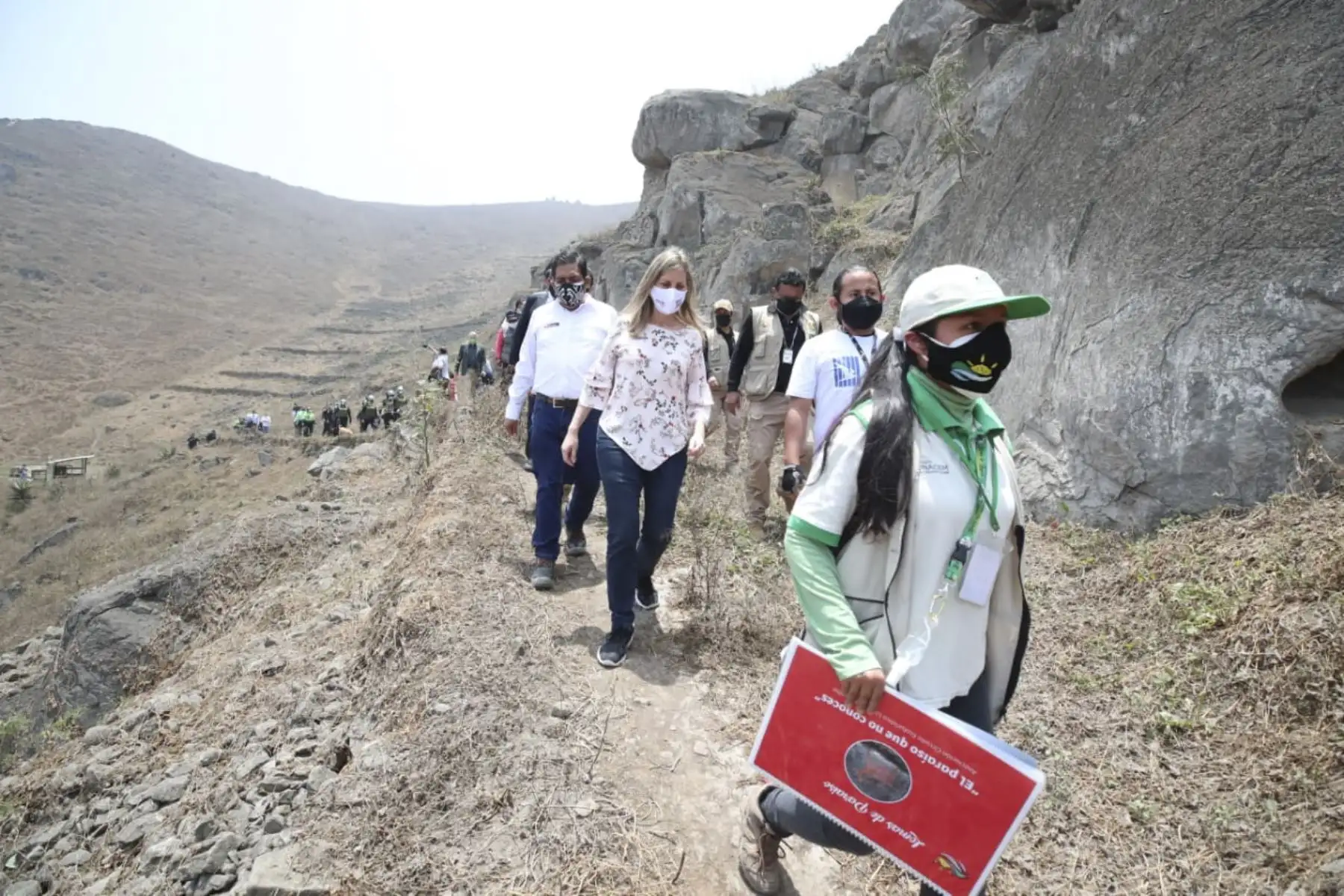 El ministro del Ambiente Rubén Ramírez y la presidenta del Congreso, María del Carmen Alva, visitaron el sector Quebrada Alta y las Lomas de Paraíso, en Villa María del Triunfo. Se impulsarán acciones multisectoriales a fin de fortalecer el apoyo para la conservación de estas áreas y protección a los guardianes del ecosistema, quienes constantemente son amenazados por invasores. Foto: ANDINA/Minam