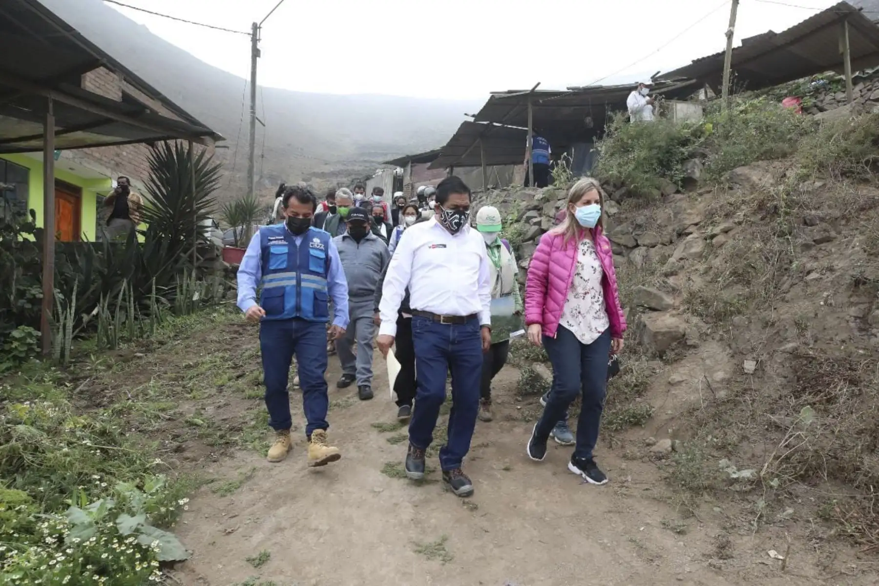 El ministro del Ambiente Rubén Ramírez y la presidenta del Congreso, María del Carmen Alva, visitaron el sector Quebrada Alta y las Lomas de Paraíso, en Villa María del Triunfo. Se impulsarán acciones multisectoriales a fin de fortalecer el apoyo para la conservación de estas áreas y protección a los guardianes del ecosistema, quienes constantemente son amenazados por invasores. Foto: ANDINA/Minam